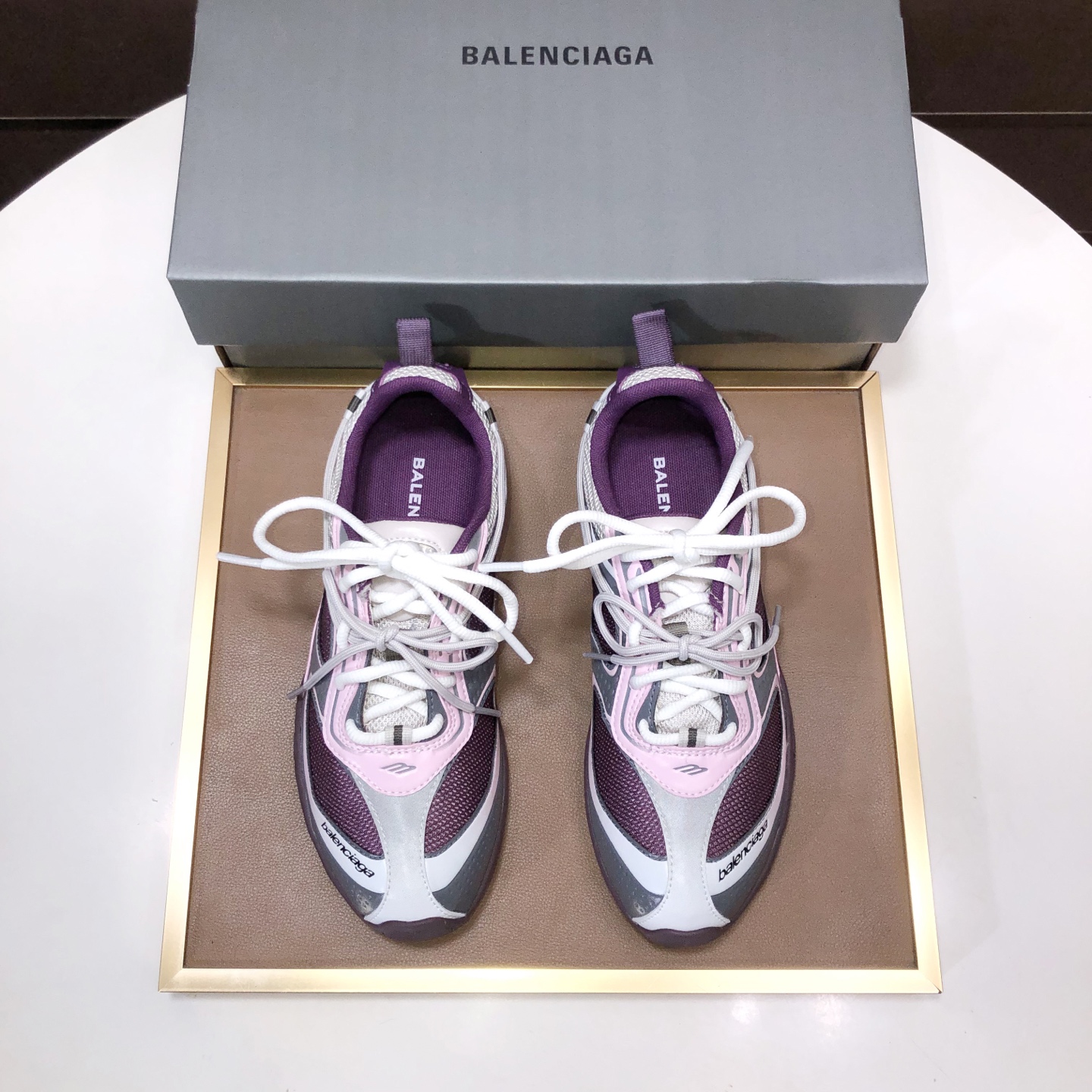 NO:832567,Balenciaga 2026 latest model* outsole pure original version. Sports shoes are shipped strongly. Made with heavy industry. All accessories are custom-made and authentic. Correct fonts are electro-embroidered. The thickness, position and size are correct. The TPU ventilation holes on the sides match the Italian original. The TPU soft sole is consistent with the original version. The 'Balenciaga' outsole LOGO is full of three-dimensionality. The material is original custom-made special leather + mesh. Inner mesh. The sole is original molded TPU outsole size.  Female 35-40 Male 39-46,,balenciaga,balenciaga,sneakers19860909巴黎世家2026最新款*大底纯原版本 运动鞋强势出货 重工打造 所有配件均通过定做出产正品裁片 正确字体电绣 粗细、位置、大小正确 侧边TPU 透气孔匹配意产原版 ,TPU软底 原版一致 ”Balenciaga“ 大底LOGO 立体感十足  材质原版定制特殊皮＋网纱 内里网布 鞋底原版开模TPU大底 size 女35-40 男39-46,,balenciaga,balenciaga,sneakers,Men's shoes