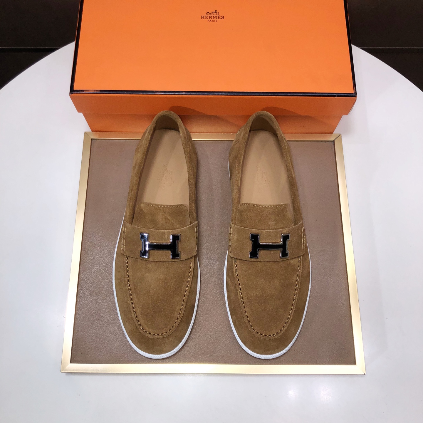 NO:832575,[Hermès] (cowhide lining) original item from the popular counter!  The world's top brand...Luxury quality...//Fashion High-end upper-foot...gives you a low-key and luxurious comfort experience. The upper is made of pure first-layer cowhide imported from Italy...sweat-absorbent cowhide lining...comfortable and breathable, high-end and classy...luxury and noble!!  ..Shipping from OEM factory [Hug] stall..Original board.Code number: 39-46(45.46 customized),,hermes,cowhide19860909【爱马仕】（牛皮内里）爆款专柜原单货！世界顶级品牌..奢华品质....//时尚 上脚高档次 ..给你低调奢华的舒适体验.鞋面采用纯意大利进口原板头层牛皮..吸汗牛皮内里..,舒适透气,高端大气上档次..奢华尊贵! ！..代工厂出货 [拥抱]档口..原板.码数:39-46(45.46定制),,hermes,cowhide,Men's shoes