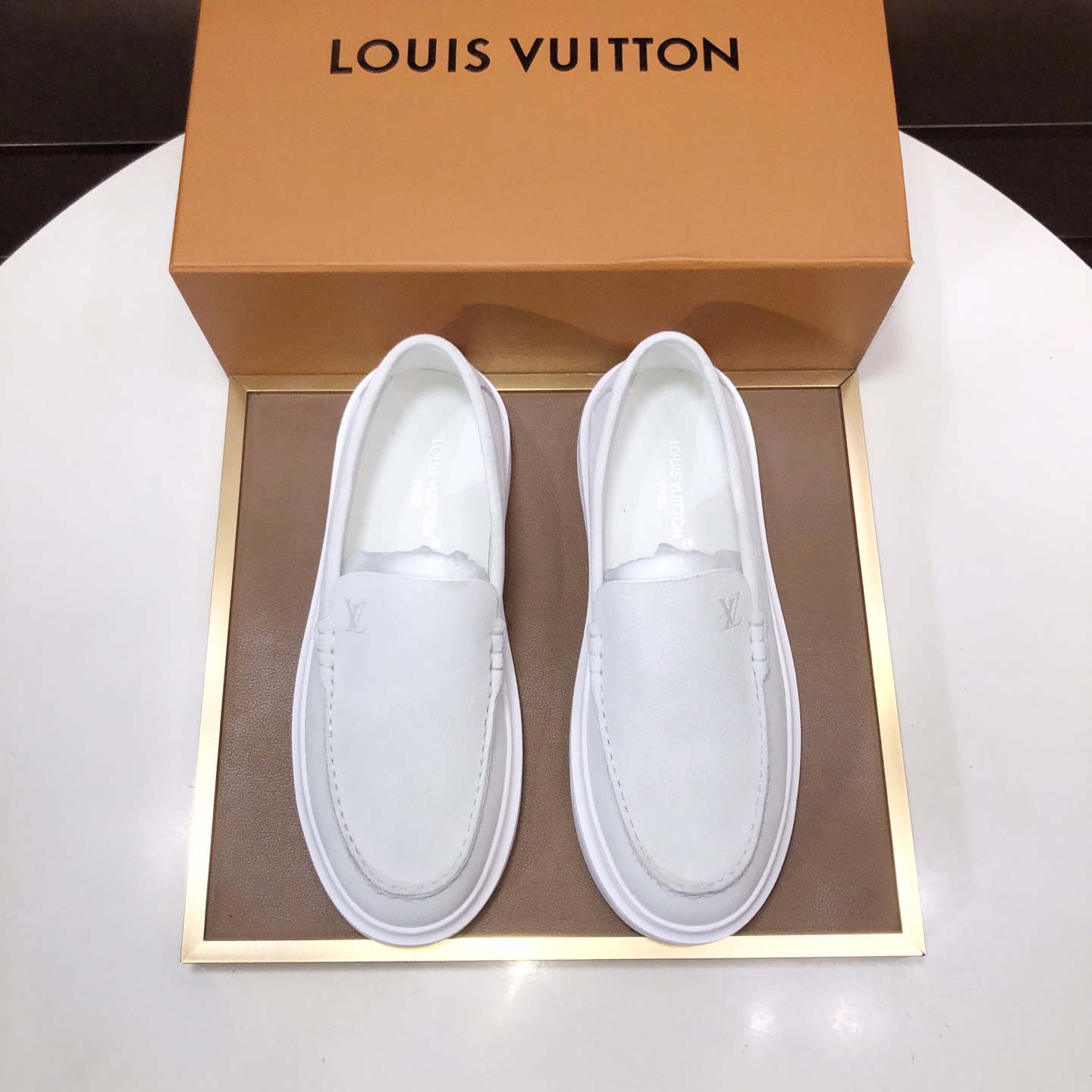 NO:833916,Original development, quality shipment, welcome to compare - LV sneaker series sneakers introduce the loose silhouette of the ready-to-wear series to the spring and summer men's wear shows. The cow leather upper is combined with rough fabric laces, and colorful beads highlight the brand's classic elements. LV letters are marked on the tongue, and Monogram flowers are on the outsole. Made of first-layer cowhide and cowhide lining cotton, the comfort is as extreme as ever, a boutique inheritance, quality first, worth owning!  Size: Men's 38-46 (38.45.46 is custom-made and non-refundable), Louis Vuitton, sneakers, cowhide19860909原版开发 品质出货 欢迎对比 ——LV板鞋系列运动鞋将成衣系列的宽松廓形引入春夏男装秀场瞩目亮相.牛皮革鞋面结合粗犷织物鞋带,以缤纷串珠点明品牌经典元素.LV字母标注鞋舌,Monogram花卉栖身外底. 采用头层牛皮制 牛皮内里棉垫脚,舒适性一如既往的达到极致,精品传承,品质至上,值得拥有！ 码数:男款38-46（38.45.46定做不退换）,,louis vuitton,sneakers,cowhide,Men's shoes