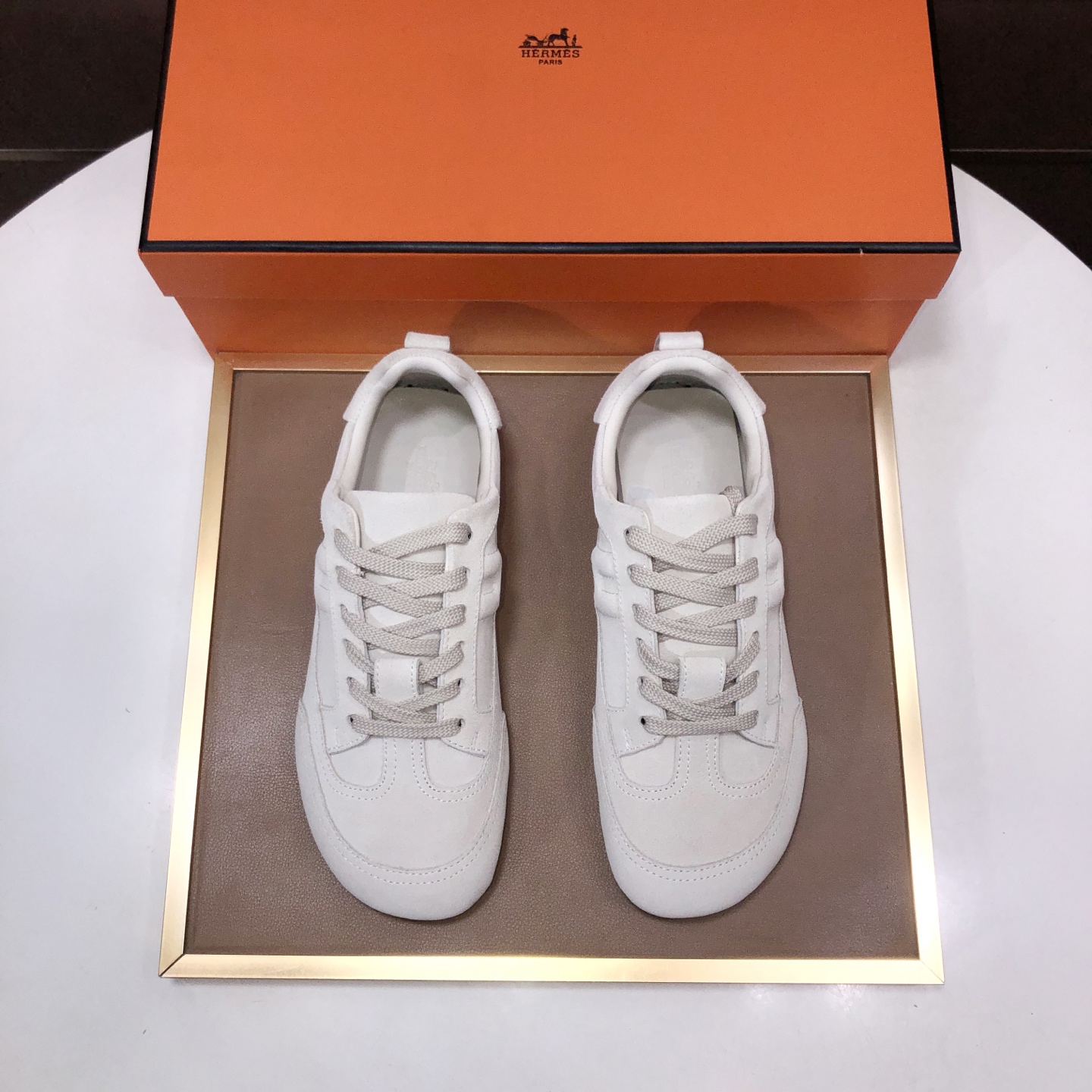 NO:851682,Top version!  (Couple model) Hermes casual shoes!  H family 26ss new spring moral training shoes!  Suspension boot shape + British retro design, classic and attractive!  The original inverted mold last, the ultimate 1:1 shape h is soft and delicate, showing an exquisite texture!  Open the mold to customize the A-level high-density private mold outsole with luxurious packaging!  Code number 35-45, 45 customized, hermes, hermes, boots19860909顶级版本！（情侣款） Hermes 爱马仕休闲鞋！H家26ss春季新款德训鞋板鞋！经楦靴型+英伦复古设计,经典耐看！原版倒模楦型,极致1:1形体h柔软细腻,呈现出精致质感！ 开模定制A级高密私模大底,奢华包装！ 码数35-45,45定做,,hermes,hermes,boots,Men's shoes