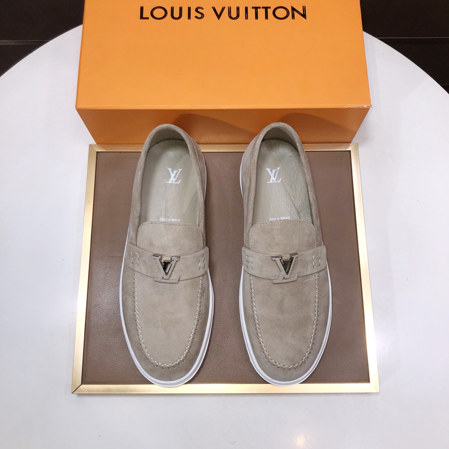NO:851594,[LV] (original single cowhide lining) LV's latest genuine leather business suit shoes are launched simultaneously on the official website. They are imported from Italy and are made of first-layer cowhide with heavy gold. The official website has a 1:1 rubber outsole. It is versatile, high-end without losing class, and the color matching is extraordinary. This four-season style is charming and shows off the big-name temperament when worn on the feet. Standard code 39-45 (38 45 custom-made), louis vuitton, business suit, cowhide19860909【LV】（原单牛皮内里）LV最新真皮商务西装鞋官网同步上市,意大利进口 头层牛皮一比一重金打造,官网1:1橡胶大底.穿着百搭,高档不失档次,彩色搭配气度不凡.此款四季款,穿在脚上魅力四射尽显大牌气质.标准码39-45（38 45定做）,,louis vuitton,business suit,cowhide,Men's shoes