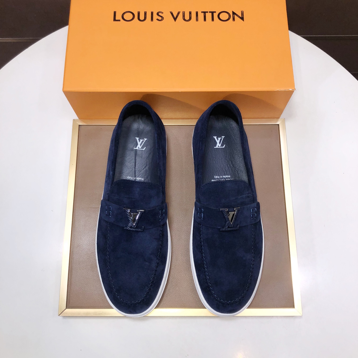 NO:930503,[LV] (original single cowhide lining) LV's latest genuine leather business suit shoes are launched simultaneously on the official website. They are imported from Italy and are made of first-layer cowhide with heavy gold. The official website has a 1:1 rubber outsole. It is versatile, high-end without losing class, and the color matching is extraordinary. This four-season style is charming and shows off the big-name temperament when worn on the feet. Standard code 39-45 (38 45 custom-made), louis vuitton, business suit, cowhide19860909【LV】（原单牛皮内里）LV最新真皮商务西装鞋官网同步上市,意大利进口 头层牛皮一比一重金打造,官网1:1橡胶大底.穿着百搭,高档不失档次,彩色搭配气度不凡.此款四季款,穿在脚上魅力四射尽显大牌气质.标准码39-45（38 45定做）,,louis vuitton,business suit,cowhide,Men's shoes