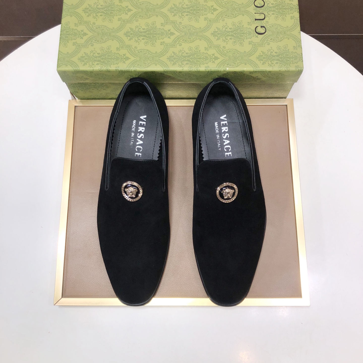 NO:930512,[Versace] (Quanniuli) Versace counters are on the market at the same time, new men's shoes and fabrics are selected from imported mercerized cowhide, full cowhide lining, original molded non-slip rubber outsole, exquisite lines, simple and elegant, code number: 38 to 44 (45 can be customized),,versace,cowhide19860909【范思哲】（全牛里）范思哲专柜同步上市, 新款男鞋、面料精选进口丝光牛皮,全牛皮内里原版开模防滑橡胶大底,精美线条、简约大气 码数:38一44（45可定做),,versace,cowhide,Men's shoes