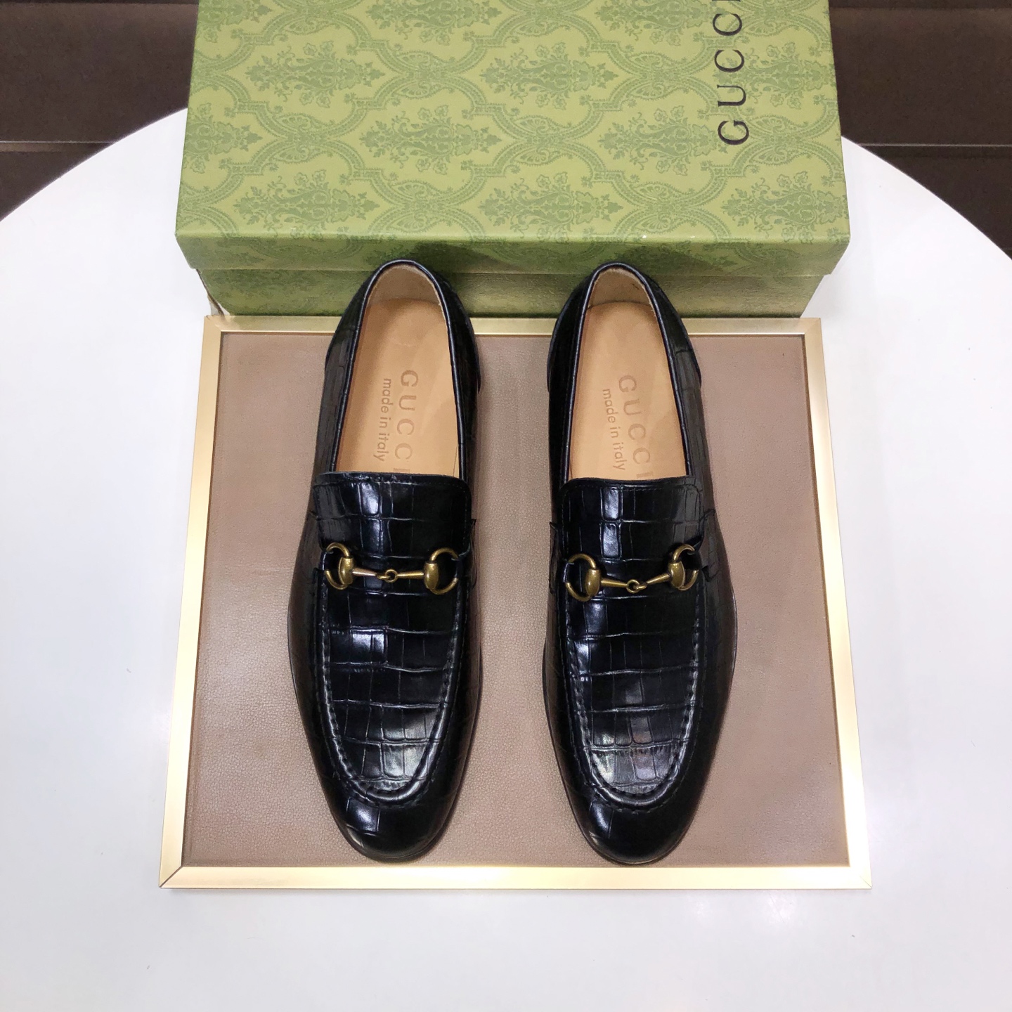 NO:930521,Italy's top luxury men's shoe giant (GUCCI) (Gucci) (full cowhide lining) has launched a new model with an original European style that is pleasing to the eye. In order to make the shoes more durable and non-deformable, the production continues to follow traditional methods, but there is still no lack of innovation. The leather is made of original sheepskin, which is smooth, natural and extra bright. It is made of imported cowhide. The first choice of the wealthy 38-45 (custom-made for 45),,gucci,cowhide,sheepskin19860909意大利顶级奢侈男鞋巨头(GUCCI)（古奇）（全牛皮内里）新款报到原汁原味的欧式风格 赏心悦目为了让鞋子更加耐用不变形制作继续沿用传统做法 但仍然不乏创新皮质上选择原版羊皮 流畅自然 并格外光亮进口牛皮制作而成 土豪的第一选择 38-45(45定做),,gucci,cowhide,sheepskin,Men's shoes