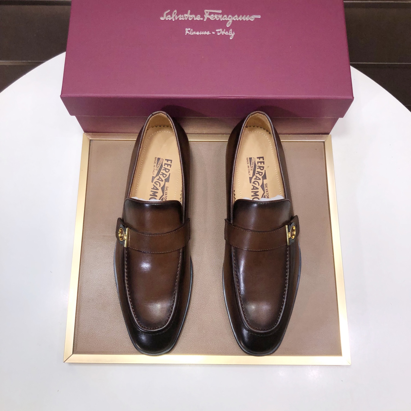 NO:851603,[Ferragamo/Ferragamo] (High-end Niuli) New Ferragamo* - the top version of Ferragamo's classic formal leather shoes!  Made of imported original cowhide, the inner top layer is comfortable cowhide lining!  Original wear-resistant rubber outsole!  High quality products!  Code number 38-45 (45 is custom-made and cannot be returned or exchanged),,ferragamo,cowhide19860909【Ferragamo/菲拉格幕】（高端牛里) 新款 Ferragamo*——顶级版本 菲拉格幕经典正装皮鞋！选用进口原版牛皮,内里头层舒适牛皮内里！原版耐磨橡胶大底！高品质精品！码数38-45(45定做不退换),,ferragamo,cowhide,Men's shoes
