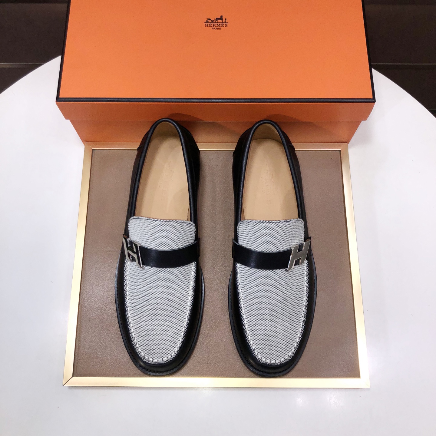 NO:851611,[HERMES] (cowhide lining) Italy's top luxury brand does not pursue novel styles and gorgeous colors. It attracts the favor of successful men with its flawless, elegant and classic style. Formal leather shoes. This very comfortable, simple and stable style allows you to easily match any style!  The pattern is absolutely 1:1 refined from the original last. In terms of materials, we strive for excellence. Imported cowhide + cowhide lining have extraordinary texture!  .Code number 38-45(45 customized),,hermes,hermes,cowhide19860909【爱马仕 HERMES】（牛皮内里）意大利顶级奢侈他不追求新奇的款式和华丽的色彩,以其完美无瑕、优雅、经典的风格吸引着成功男士的青睐正装皮鞋 这款非常非常舒适,简洁稳重的款式让您轻松搭配任何风格！版型绝对原版套楦1:1精制,材质方面我们更是精益求精,进口牛皮+牛皮内里质感非凡！.码数38-45(45定制),,hermes,hermes,cowhide,Men's shoes
