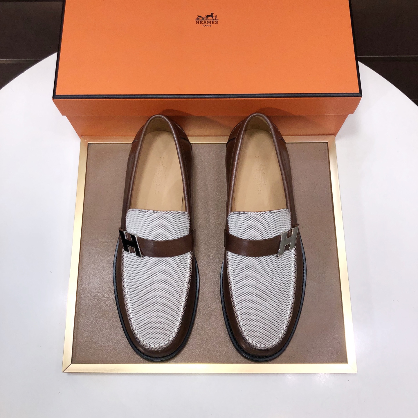 NO:930538,[HERMES] (cowhide lining) Italy's top luxury brand does not pursue novel styles and gorgeous colors. It attracts the favor of successful men with its flawless, elegant and classic style. Formal leather shoes. This very comfortable, simple and stable style allows you to easily match any style!  The pattern is absolutely 1:1 refined from the original last. In terms of materials, we strive for excellence. Imported cowhide + cowhide lining have extraordinary texture!  .Code number 38-45(45 customized),,hermes,hermes,cowhide19860909【爱马仕 HERMES】（牛皮内里）意大利顶级奢侈他不追求新奇的款式和华丽的色彩,以其完美无瑕、优雅、经典的风格吸引着成功男士的青睐正装皮鞋 这款非常非常舒适,简洁稳重的款式让您轻松搭配任何风格！版型绝对原版套楦1:1精制,材质方面我们更是精益求精,进口牛皮+牛皮内里质感非凡！.码数38-45(45定制),,hermes,hermes,cowhide,Men's shoes