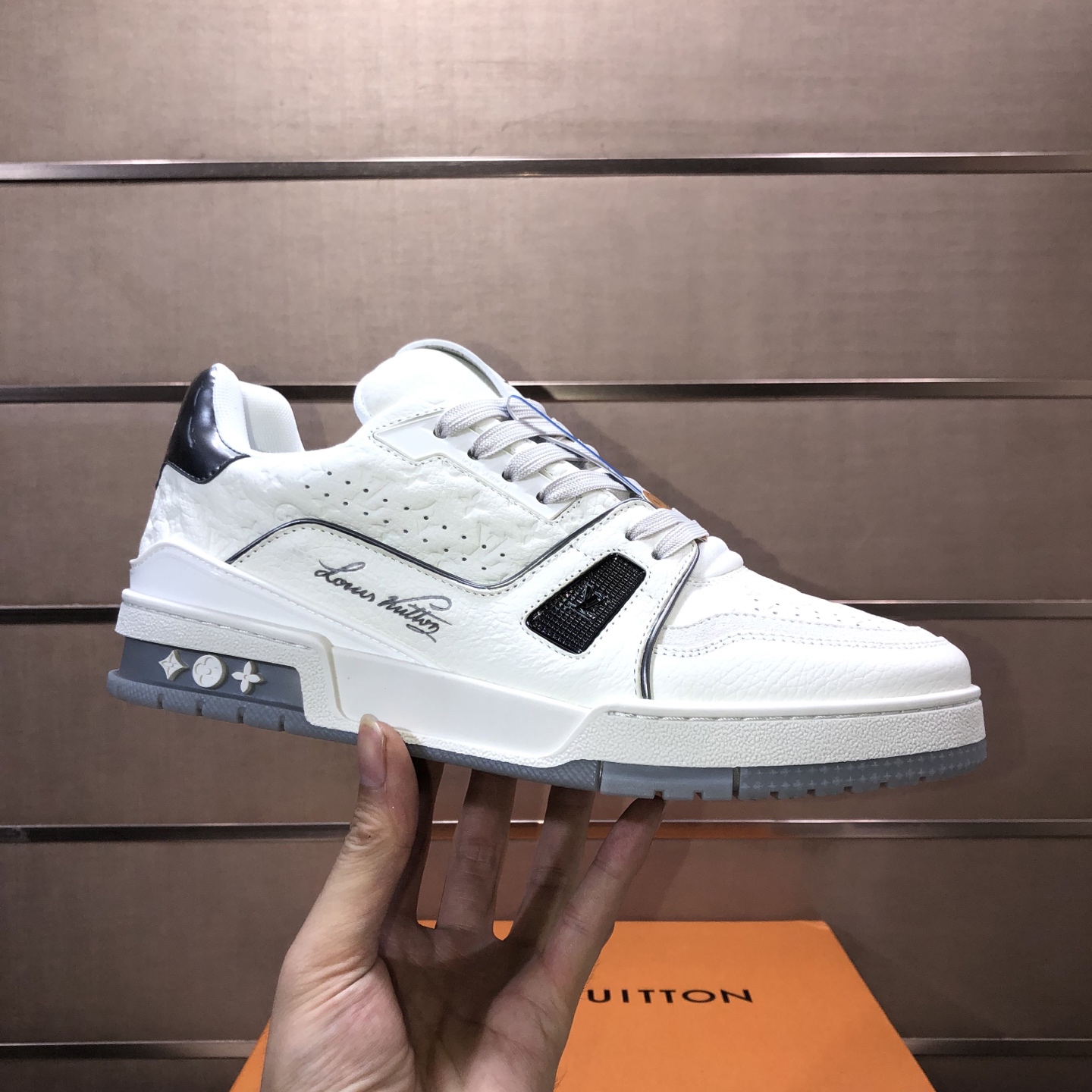 NO:853080,Original development, quality shipment, welcome to compare - LV sneaker series LV Trainer Maxi sneakers introduce the loose silhouette of the ready-to-wear series into the LV Trainer sneaker design penned by Virgil Abloh, making an eye-catching appearance in the spring and summer men's wear shows. The cow leather upper is combined with rough fabric laces, and colorful beads highlight the brand's classic elements. LV letters are marked on the tongue, and the Monogram floral outsole is mixed materials.  Made of first-layer cowhide, wrapped in imported custom-printed denim, thick shoelace design, large Monogram print on the side, 'lv 54' badges on the tongue and heel, rubber outsole decorated with Monogram flowers, mesh lining and cotton feet, the comfort is as extreme as ever, premium heritage, quality first, worth owning!  Sizes for women are 35-39 (40 is custom-made, non-refundable) Men’s 39-45 (46 is custom-made, non-returnable) Full set of packaging with original gift box, louis vuitton, sneakers, cowhide19860909原版开发 品质出货 欢迎对比 ——LV板鞋系列 LV Trainer Maxi运动鞋将成衣系列的宽松廓形引入VirgilAbloh笔下的LVTrainer运动鞋设计,春夏男装秀场瞩目亮相.牛皮革鞋面结合粗犷织物鞋带,以缤纷串珠点明品牌经典元素.LV字母标注鞋舌,Monogram花卉栖身外底.混合材质 采用头层牛皮制成,进口定制专用印花牛仔布包裹,粗鞋带系带设计,侧面带 Monogram 大印花, 鞋舌及后跟”lv 54“徽章点缀,橡胶外底饰有 Monogram 花卉, 网布内里棉垫脚,舒适性一如既往的达到极致,精品传承,品质至上,值得拥有！ 码数女款35-39 (40定做不退换) 男款39-45（46定做不退换） 全套包装搭配原版礼盒,,louis vuitton,sneakers,cowhide,Men's shoes