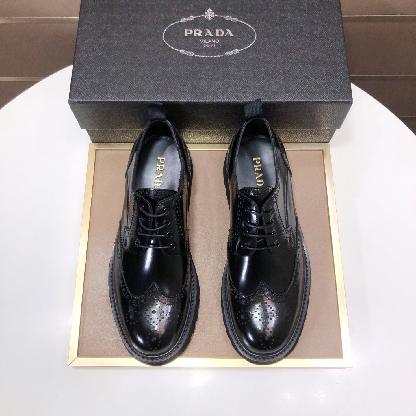 NO:853089,[Prada] The latest genuine leather business suit shoes (all high-end cowhide lining) are launched simultaneously on the official website. The first-layer cowhide imported from Italy is made of heavy gold, and the official website is 1:1 rubber outsole. It is versatile, high-end without losing class, and the color matching is extraordinary. This four-season style is charming and shows off the big-name temperament when worn on the feet. Standard code is 39-44 (customized at 38.45), prada, business suit, cowhide19860909【普拉达】（全高端牛皮内里）最新真皮商务西装鞋官网同步上市,意大利进口 头层牛皮一比一重金打造,官网1:1橡胶大底.穿着百搭,高档不失档次,彩色搭配气度不凡.此款四季款,穿在脚上魅力四射尽显大牌气质.标准码39-44（38.45定做）,,prada,business suit,cowhide,Men's shoes