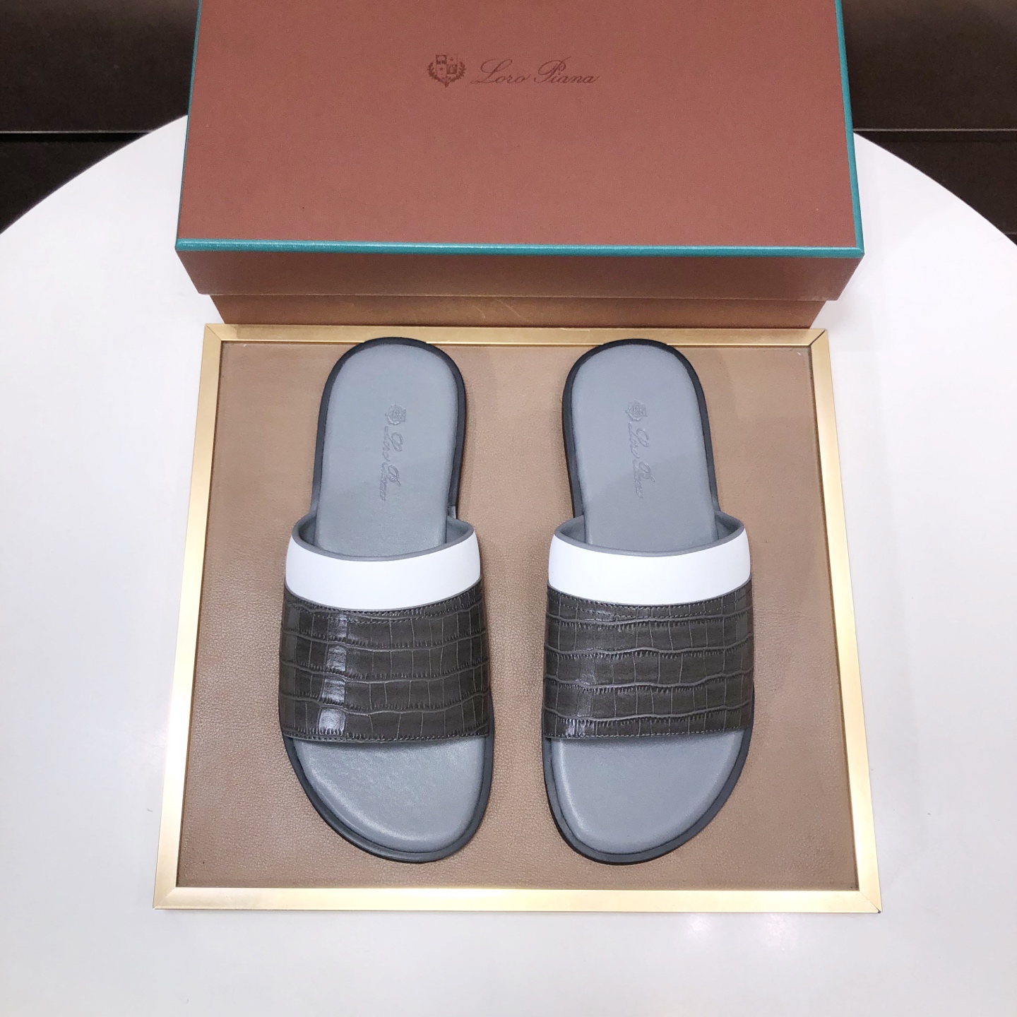 NO:853314,: Brand LP code number 38–45 grade counter original order material original upper wear-resistant, lightweight, soft and comfortable outsole style category summer new slippers young and fashionable comfortable foot feel multi-color optional, loro piana, slippers19860909: 品牌 LP 码数38–45 等级专柜 原单 材料原版鞋面 耐磨轻便柔软舒适大底 款式类别夏季新款拖鞋 年轻时尚 脚感舒适 颜色多色可选,,loro piana,slippers,Men's shoes