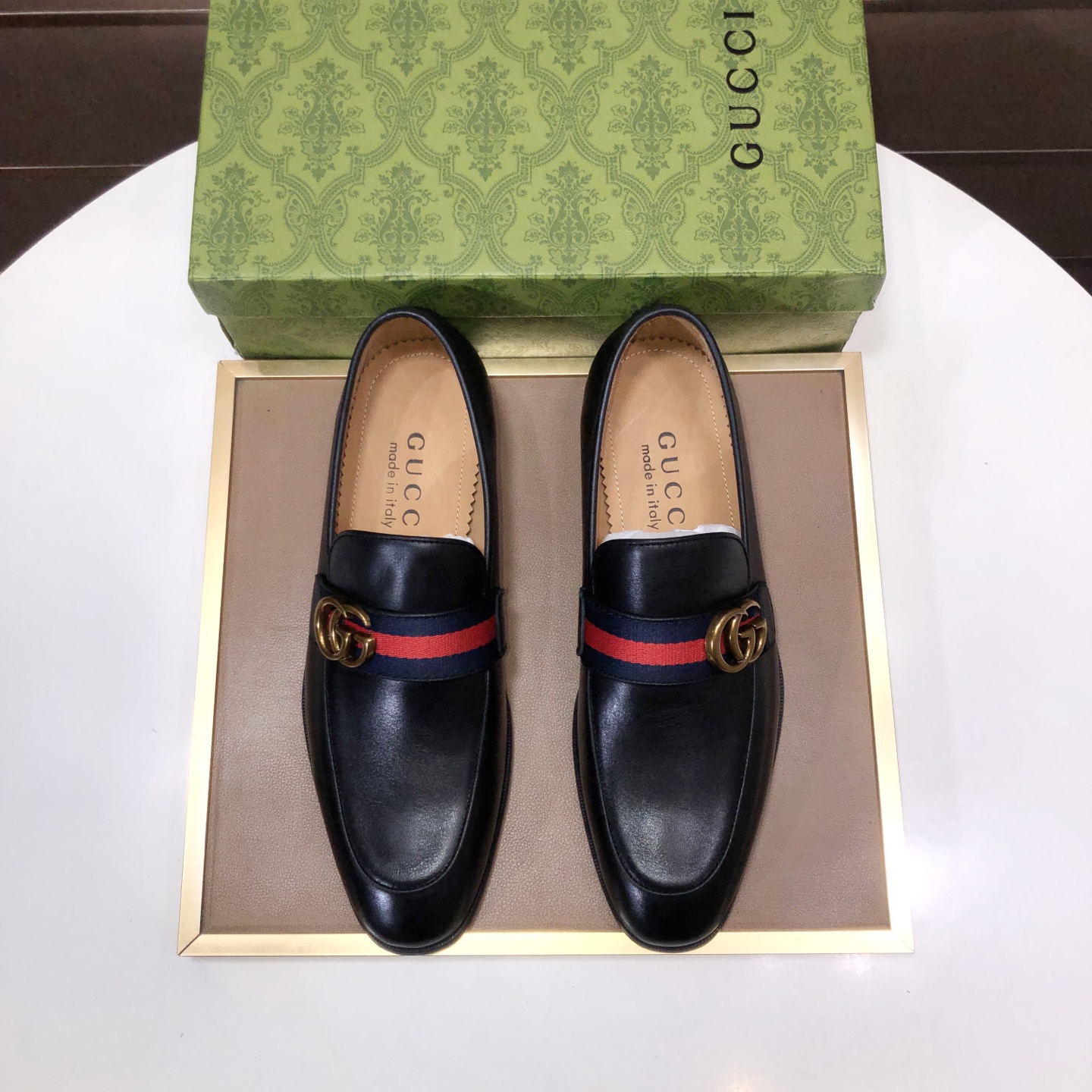 NO:886753,Italy's top luxury men's shoe giant (GUCCI) (Gucci) (full cowhide lining) has launched a new model with an original European style that is pleasing to the eye. In order to make the shoes more durable and non-deformable, the production continues to follow traditional methods, but there is still no lack of innovation. The leather is made of original sheepskin, which is smooth, natural and extra bright. It is made of imported cowhide. The first choice of the wealthy 38-45 (custom-made for 45),,gucci,cowhide,sheepskin19860909意大利顶级奢侈男鞋巨头(GUCCI)（古奇）（全牛皮内里）新款报到原汁原味的欧式风格 赏心悦目为了让鞋子更加耐用不变形制作继续沿用传统做法 但仍然不乏创新皮质上选择原版羊皮 流畅自然 并格外光亮进口牛皮制作而成 土豪的第一选择 38-45(45定做),,gucci,cowhide,sheepskin,Men's shoes