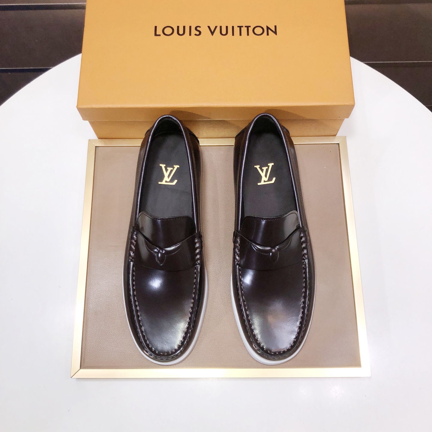 NO:888863,[LV] (original single cowhide lining) LV's latest genuine leather business suit shoes are on the official website at the same time. They are imported from Italy and are made of first-layer cowhide with heavy gold. The official website has a 1:1 rubber outsole. It is versatile, high-end without losing class, and the color matching is extraordinary. This four-season style is charming and shows off the big-name temperament when worn on the feet. Standard size 38-45 (45 custom-made), louis vuitton, business suit, cowhide19860909【LV】（原单牛皮内里）LV最新真皮商务西装鞋官网同步上市,意大利进口 头层牛皮一比一重金打造,官网1:1橡胶大底.穿着百搭,高档不失档次,彩色搭配气度不凡.此款四季款,穿在脚上魅力四射尽显大牌气质.标准码38-45（45定做）,,louis vuitton,business suit,cowhide,Men's shoes