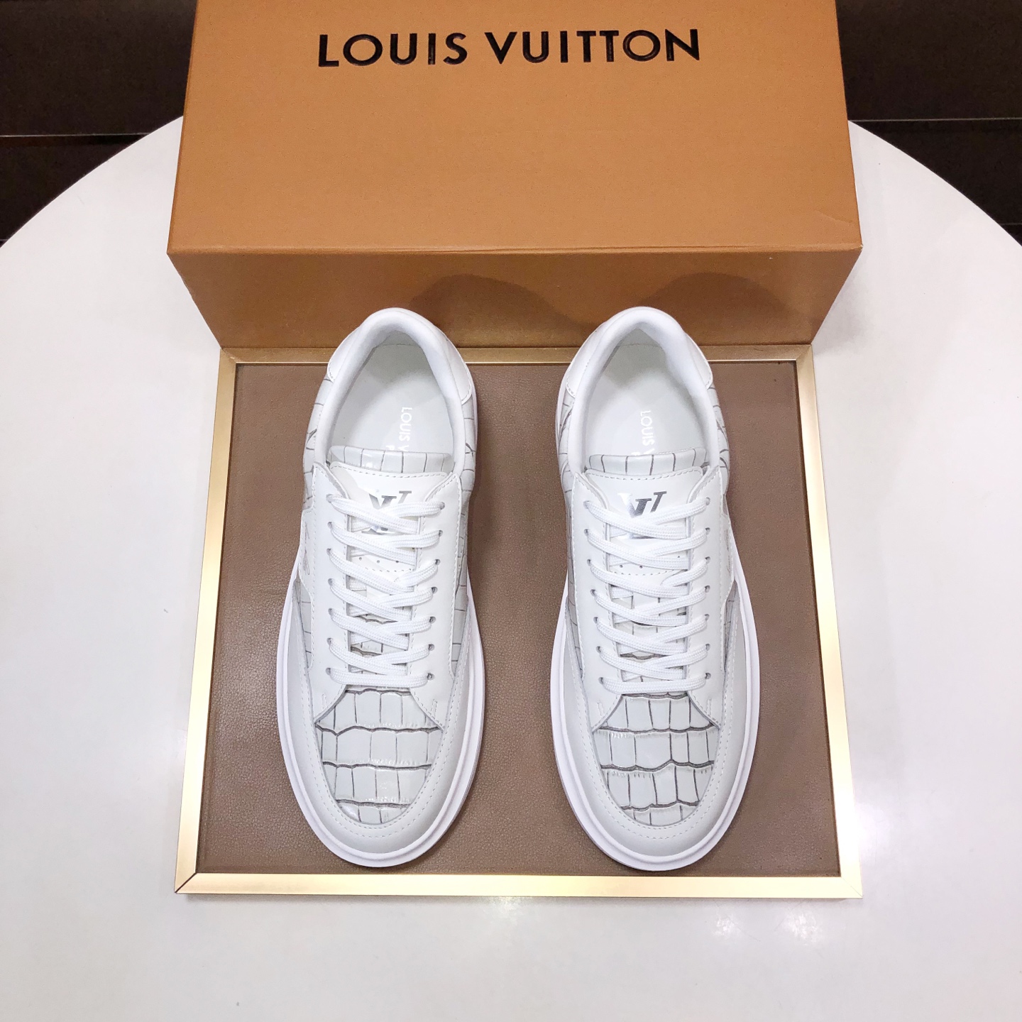 NO:898229,Original development, quality shipment, welcome to compare - LV sneaker series sports shoes introduce the loose silhouette of the ready-to-wear series to the spring and summer men's wear shows. The cow leather upper is combined with rough fabric laces, and colorful beads highlight the brand's classic elements. LV letters are marked on the tongue, and Monogram flowers are on the outsole. Mixed materials are made of top-grain cowhide, thick shoelace design, and Monogram large print on the side  Mesh-lined cotton feet, the comfort is as extreme as ever, premium heritage, quality first, worth owning!  Size: Men's 38-45 (38.45 is custom-made and non-refundable), Louis Vuitton, sneakers, cowhide19860909原版开发 品质出货 欢迎对比 ——LV板鞋系列运动鞋将成衣系列的宽松廓形引入春夏男装秀场瞩目亮相.牛皮革鞋面结合粗犷织物鞋带,以缤纷串珠点明品牌经典元素.LV字母标注鞋舌,Monogram花卉栖身外底.混合材质 采用头层牛皮制成,粗鞋带系带设计,侧面带 Monogram 大印花 网布内里棉垫脚,舒适性一如既往的达到极致,精品传承,品质至上,值得拥有！ 码数:男款38-45（38.45定做不退换）,,louis vuitton,sneakers,cowhide,Men's shoes
