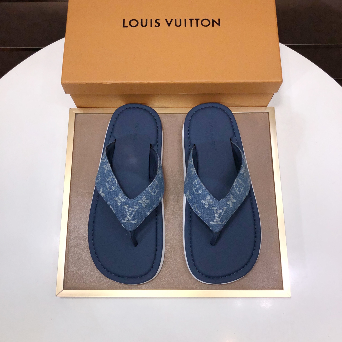 NO:898147,[Louis Vuitton LV slippers] (high-end cowhide) counter 11 fashion style, a must-have for summer!  The designer used LV's iconic outsole to make the original simple slippers instantly fashionable!  The upper is made of flexible special cowhide straps alternately matched with each other, and the workmanship is exquisite!  A must-have for a stylish man in the summer, size 38-45 (45 customized), louis vuitton, louis vuitton, slippers, cowhide19860909【路易威登LV拖鞋】（高端牛皮)专柜11时尚风范 夏季必备！设计师运用了LV 标志性的大底.使得原本简单的拖鞋立刻变得潮范十足！鞋面采用柔韧的专用牛皮带相间搭配,做工考究！型男过夏天必备,码数 38-45(45定做),,louis vuitton,louis vuitton,slippers,cowhide,Men's shoes
