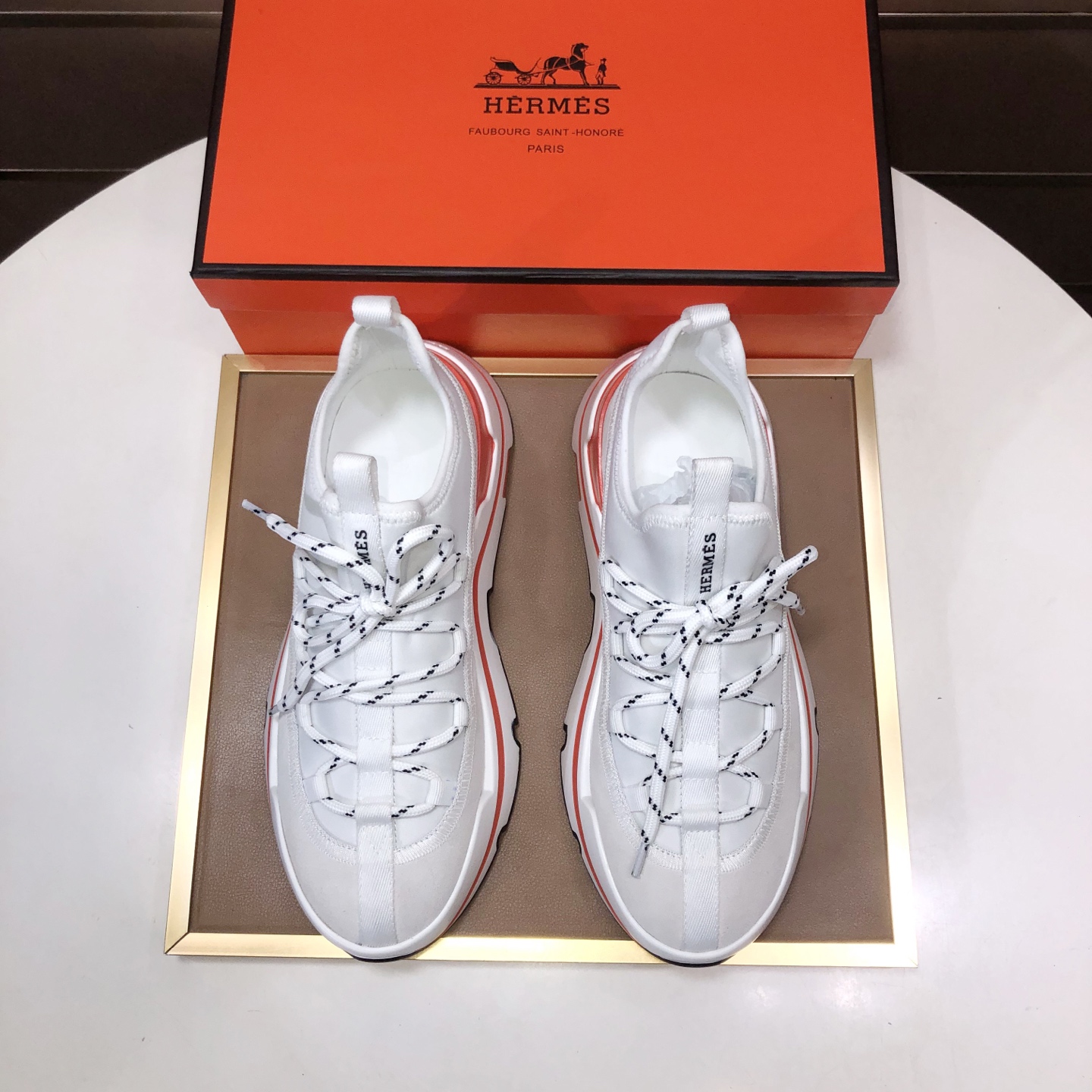 NO:898232,[Hermès] (cowhide lining) original item from the popular counter!  The world's top brand...Luxury quality...//Fashion High-end upper-foot...gives you a low-key and luxurious comfort experience. The upper is made of pure first-layer cowhide imported from Italy...sweat-absorbent cowhide lining...comfortable and breathable, high-end and classy...luxury and noble!!  ..Original factory shipment [Hug] stall..Original board.Code number: 39-46(46 customized),,hermes,cowhide19860909【爱马仕】（牛皮内里）爆款专柜原单货！世界顶级品牌..奢华品质....//时尚 上脚高档次 ..给你低调奢华的舒适体验.鞋面采用纯意大利进口原板头层牛皮..吸汗牛皮内里..,舒适透气,高端大气上档次..奢华尊贵! ！..代工厂出货 [拥抱]档口..原板.码数:39-46(46定制),,hermes,cowhide,Men's shoes