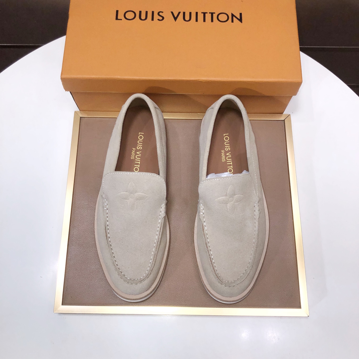 NO:930182,[LV] (original single cowhide lining) LV's latest genuine leather business suit shoes are on the official website at the same time. They are imported from Italy and are made of first-layer cowhide with heavy gold. The official website has a 1:1 rubber outsole. It is versatile, high-end without losing class, and the color matching is extraordinary. This four-season style is charming and shows off the big-name temperament when worn on the feet. Standard size 38-45 (45 custom-made), louis vuitton, business suit, cowhide19860909【LV】（原单牛皮内里）LV最新真皮商务西装鞋官网同步上市,意大利进口 头层牛皮一比一重金打造,官网1:1橡胶大底.穿着百搭,高档不失档次,彩色搭配气度不凡.此款四季款,穿在脚上魅力四射尽显大牌气质.标准码38-45（45定做）,,louis vuitton,business suit,cowhide,Men's shoes