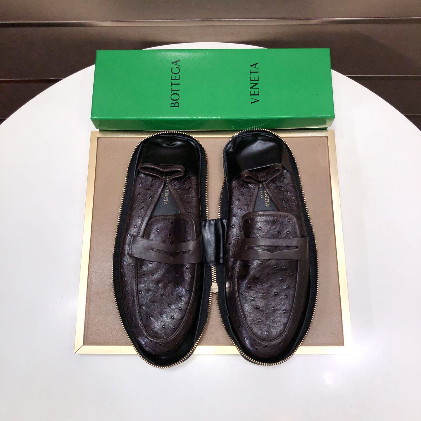 NO:930477,[Botteg Venetta (BV)] (Wallet Shoes) Exclusive new model Official website new model The upper is made of high-quality top-grade calfskin. Delicate hand feel. Luxurious texture. Tailor-made for refined men. Creates a noble aura. Detailed and regular Mark hand-stitching. Smooth lines. Full sheepskin lining, comfortable to wash sweat. 39-45 (customized at 45),,bottega veneta,bottega  veneta,wallets,cowhide,sheepskin19860909【Botteg Venetta(BV)】（钱包鞋）独家新款 官网新款 鞋面以上乘的顶级小牛皮制作 细腻的手感 流淌奢华的质感 为精致男士量身制作 铸就高贵气场 细致规整的马克手工缝线 流畅的线条 全羊皮内里,洗汗舒适 39-45（45定做）,,bottega veneta,bottega veneta,wallets,cowhide,sheepskin,Men's shoes