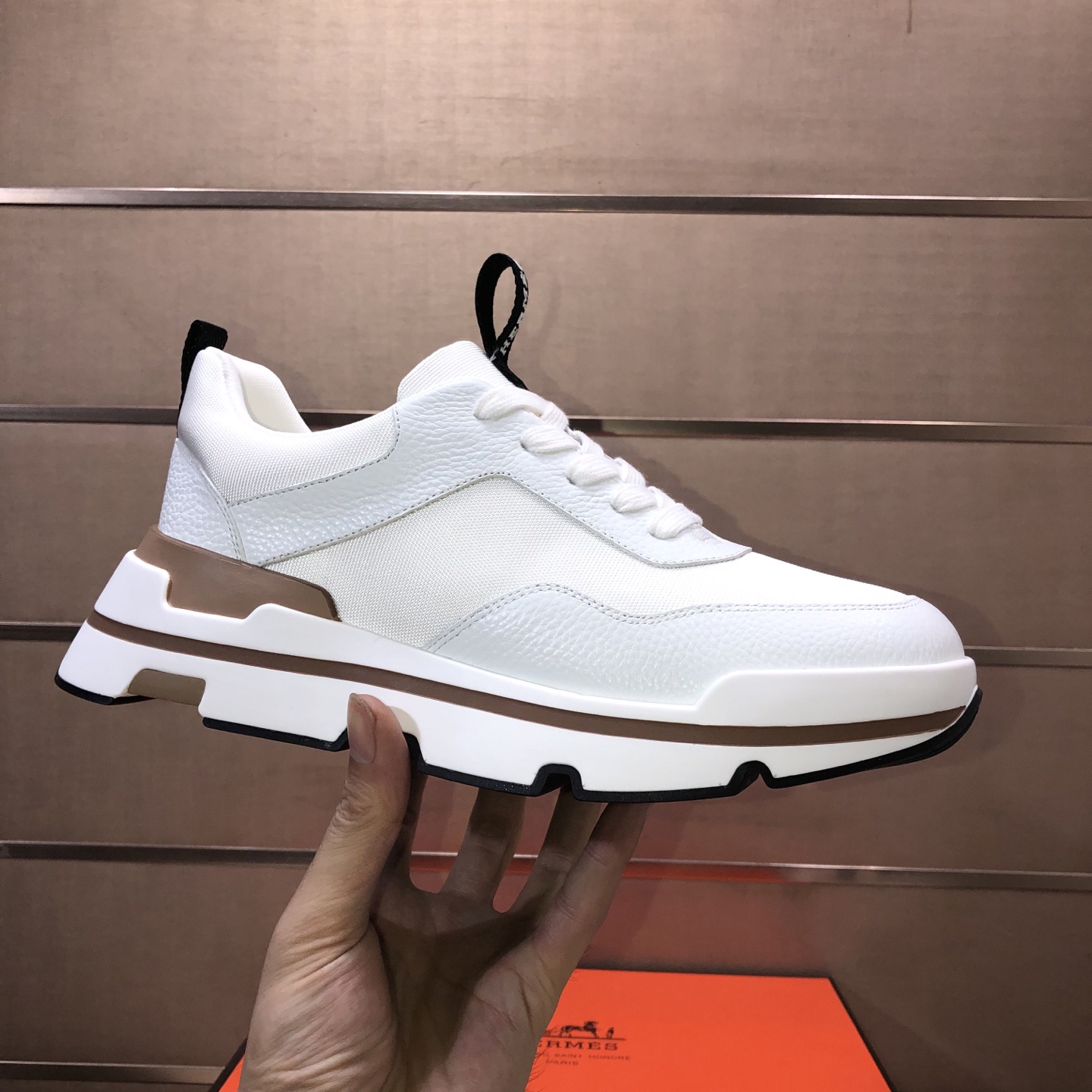 NO:931618,[Hermès] (cowhide lining) original item from the popular counter!  The world's top brand...Luxury quality...//Fashion High-end upper-foot...gives you a low-key and luxurious comfort experience. The upper is made of pure first-layer cowhide imported from Italy...sweat-absorbent cowhide lining...comfortable and breathable, high-end and classy...luxury and noble!!  ..Original factory shipment [Hug] stall..Original board.Code number: 39-45(45 customized),,hermes,cowhide19860909【爱马仕】（牛皮内里）爆款专柜原单货！世界顶级品牌..奢华品质....//时尚 上脚高档次 ..给你低调奢华的舒适体验.鞋面采用纯意大利进口原板头层牛皮..吸汗牛皮内里..,舒适透气,高端大气上档次..奢华尊贵! ！..代工厂出货 [拥抱]档口..原板.码数:39-45(45定制),,hermes,cowhide,Men's shoes