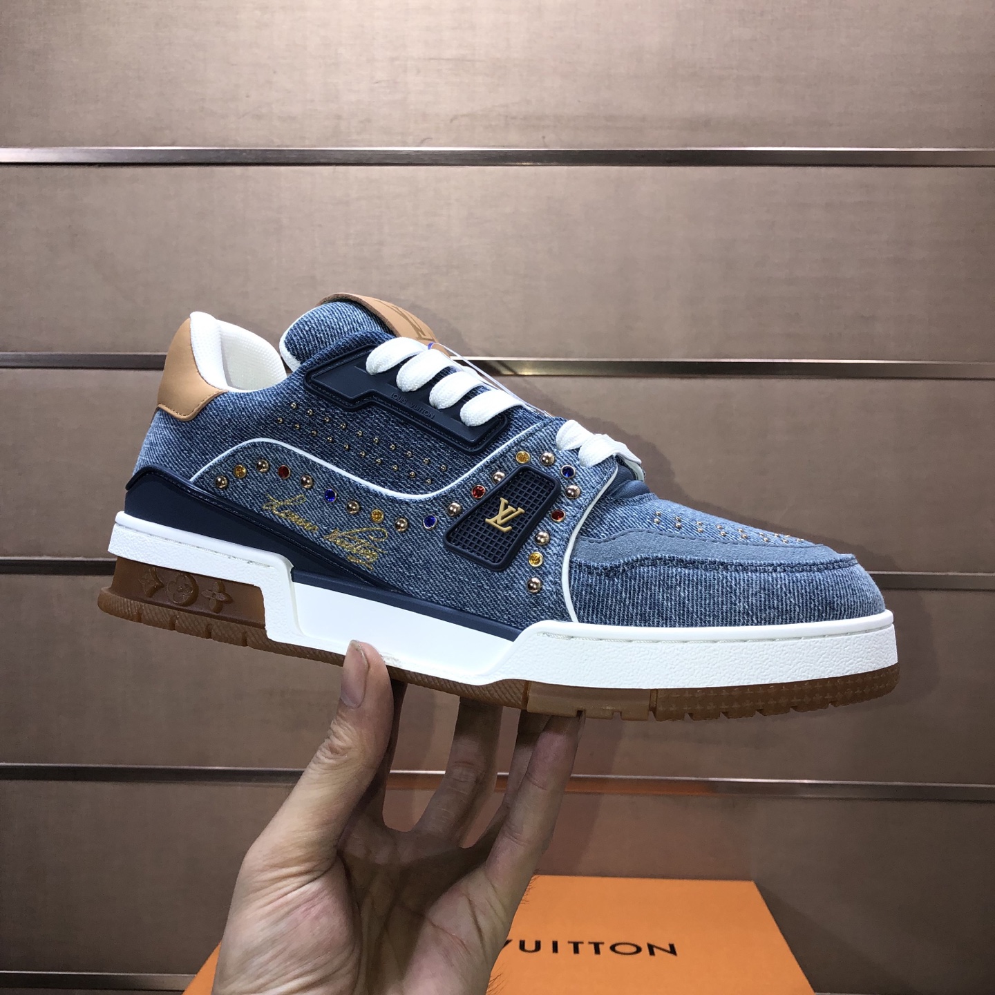 NO:931641,Original development, quality shipment, welcome to compare - LV sneaker series LV Trainer Maxi sneakers introduce the loose silhouette of the ready-to-wear series into the LV Trainer sneaker design penned by Virgil Abloh, making an eye-catching appearance in the spring and summer men's wear shows. The cow leather upper is combined with rough fabric laces, and colorful beads highlight the brand's classic elements. LV letters are marked on the tongue, and the Monogram floral outsole is mixed materials.  Made of first-layer cowhide, wrapped in imported custom-printed denim, thick shoelace design, large Monogram print on the side, 'lv 54' badges on the tongue and heel, rubber outsole decorated with Monogram flowers, mesh lining and cotton feet, the comfort is as extreme as ever, premium heritage, quality first, worth owning!  Sizes for women are 35-39 (40 is custom-made, non-refundable) Men’s 39-45 (46 is custom-made, non-returnable) Full set of packaging with original gift box, louis vuitton, sneakers, cowhide19860909原版开发 品质出货 欢迎对比 ——LV板鞋系列 LV Trainer Maxi运动鞋将成衣系列的宽松廓形引入VirgilAbloh笔下的LVTrainer运动鞋设计,春夏男装秀场瞩目亮相.牛皮革鞋面结合粗犷织物鞋带,以缤纷串珠点明品牌经典元素.LV字母标注鞋舌,Monogram花卉栖身外底.混合材质 采用头层牛皮制成,进口定制专用印花牛仔布包裹,粗鞋带系带设计,侧面带 Monogram 大印花, 鞋舌及后跟”lv 54“徽章点缀,橡胶外底饰有 Monogram 花卉, 网布内里棉垫脚,舒适性一如既往的达到极致,精品传承,品质至上,值得拥有！ 码数女款35-39 (40定做不退换) 男款39-45（46定做不退换） 全套包装搭配原版礼盒,,louis vuitton,sneakers,cowhide,Men's shoes