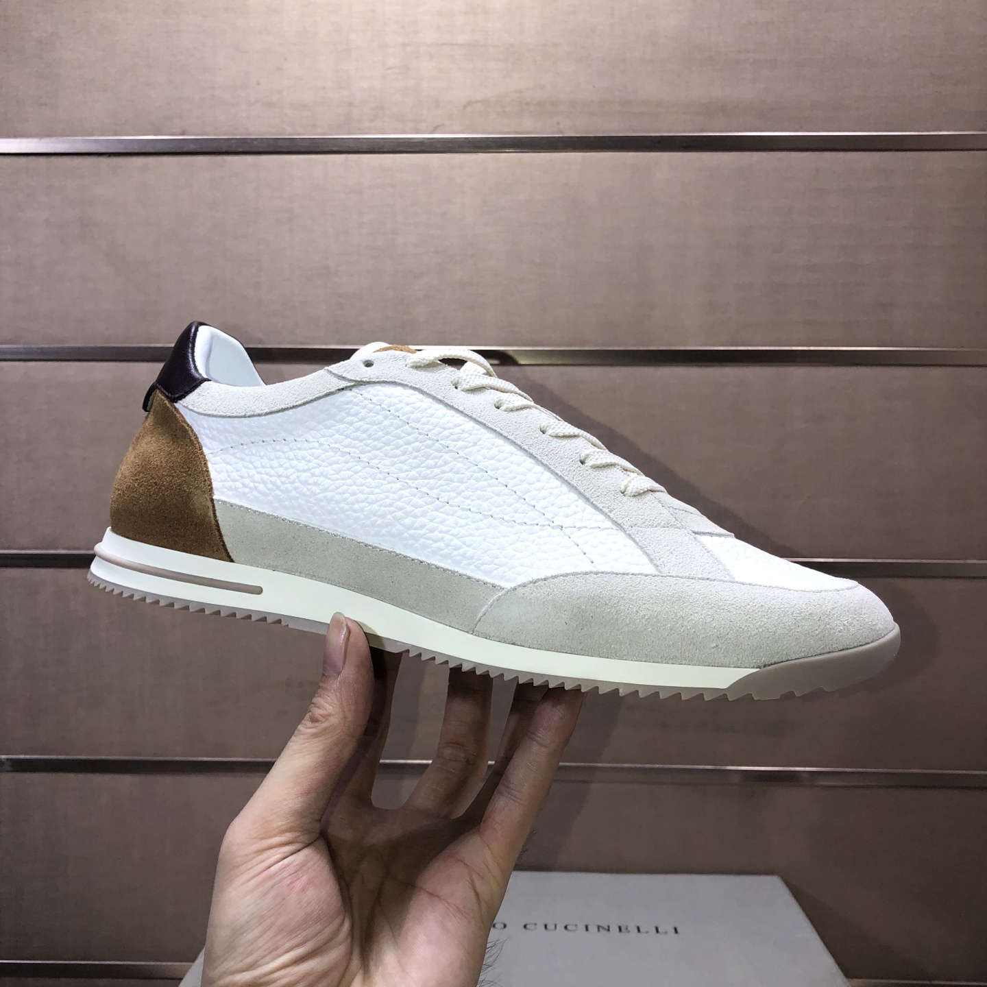 NO:953582,BC new product Brunello Cucinell* low-top sneakers. Classic yarn inspires the sophistication and sporty taste of this sneaker. The high-mercerized cowhide upper is extremely light and elastic, showing a tight appearance on both sides of the shoe, which is comfortable and breathable. The heel and insole are decorated with the brand logo, and the heel webbing pull-loop. The original open-molded lightweight foam rubber grip sole  Make the shoes comfortable and flexible to wear on the feet. Light and comfortable models, standard counter sizes are 38-44. (customized at 38.45), brunello cucinelli, sneakers, cowhide19860909BC新品 Brunello Cucinell* 低帮运动鞋 经典纱线激发了这款运动鞋的精致与运动品味.高丝光牛皮鞋面极致轻盈且富有弹性,鞋子两侧显示出紧致外观,舒适透气 后跟与鞋垫饰有品牌logo标志、后跟织带提环 原版开模轻质发泡橡胶抓地鞋底 令鞋子穿在脚上舒适且灵活.轻便舒适款标准专柜码数38-44.（38.45订做）,,brunello cucinelli,sneakers,cowhide,Men's shoes