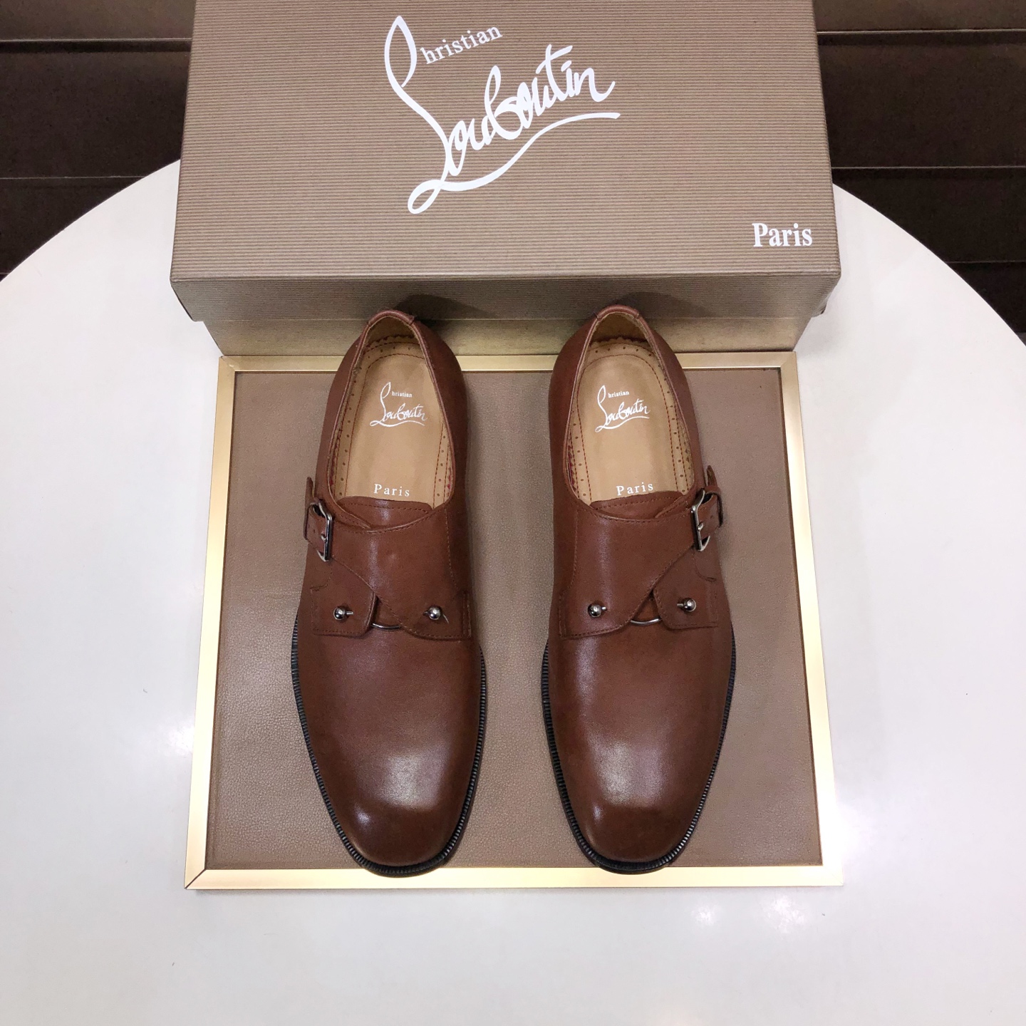 NO:953617,【Chrstian Loubotin】The original model of red-soled shoes, the highest version on the market, purely handmade with imported rivets, imported high-grade drilled imported cowhide for the upper, and the first layer of water-dyed cowhide lining!  Original EU high-gloss outsole.38-46 (customized at 45.46),,christian louboutin,cowhide19860909【Chrstian Loubotin】红底鞋原版开模,市面最高版本,纯手工制作进口铆钉、进口高档钻进口牛皮制作鞋面,头层水染牛皮内里！原版EU高光大底.38-46（45.46定做）,,christian louboutin,cowhide,Men's shoes