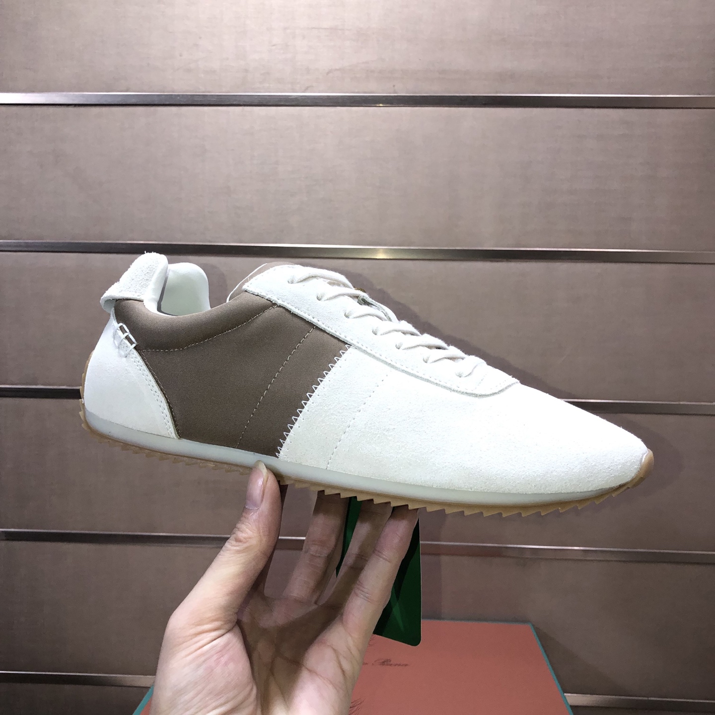 NO:956459,【】LP classic loafers, an Italian treasure brand, the only brand that can match Hermès!  Only after wearing it do we know that we can’t live up to our feet. Imported cashmere upper, water-dyed cowhide lining and cowhide feet. Official original glass rubber outsole and pendant. Exclusive original packaging (tag brand paper outer box handbag) code number 38-44 (45 customized), hermes, loro piana, loafers, cowhide19860909【】lp经典乐福鞋,意大利宝藏品牌,唯一能和爱马仕匹配的品牌！穿了才知道不能辜负我们的双脚,鞋面进口小羊绒,水染牛皮内里牛皮垫脚 官方原版玻璃胶大底、吊坠.独家原版包装（吊牌品牌纸外盒手提袋）码数38-44（45定制）,,hermes,loro piana,loafers,cowhide,Men's shoes