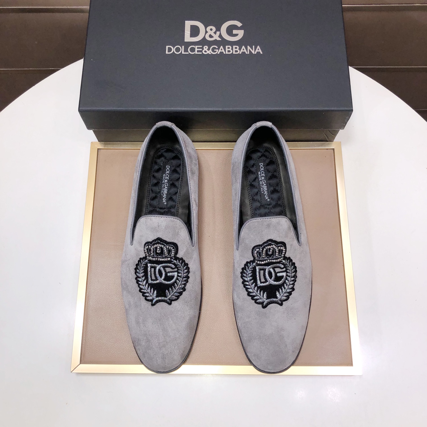 NO:956476,DG's top men's new leather shoes counter is on sale at the same time. The uppers are imported cowhide, all imported cowhide lining, imported accessories, completely 1:1 replica, the original sole is specially provided by the original factory, the exclusive molded sole is super comfortable, the original factory follows the order, high quality, you can enter and exit the counter at will, welcome to compare code number: 38-44 (45 customized),,cowhide19860909DG顶级男士新款皮鞋专柜同步发售鞋面意大利进口牛皮面,全进口牛皮内里,进口配件,完全1比1复刻,鞋底原厂特供原版底,独家活动成型底超级舒适,原厂跟单货,高品质,可随意进出专柜,欢迎对比码数:38-44（45定做）,,cowhide,Men's shoes