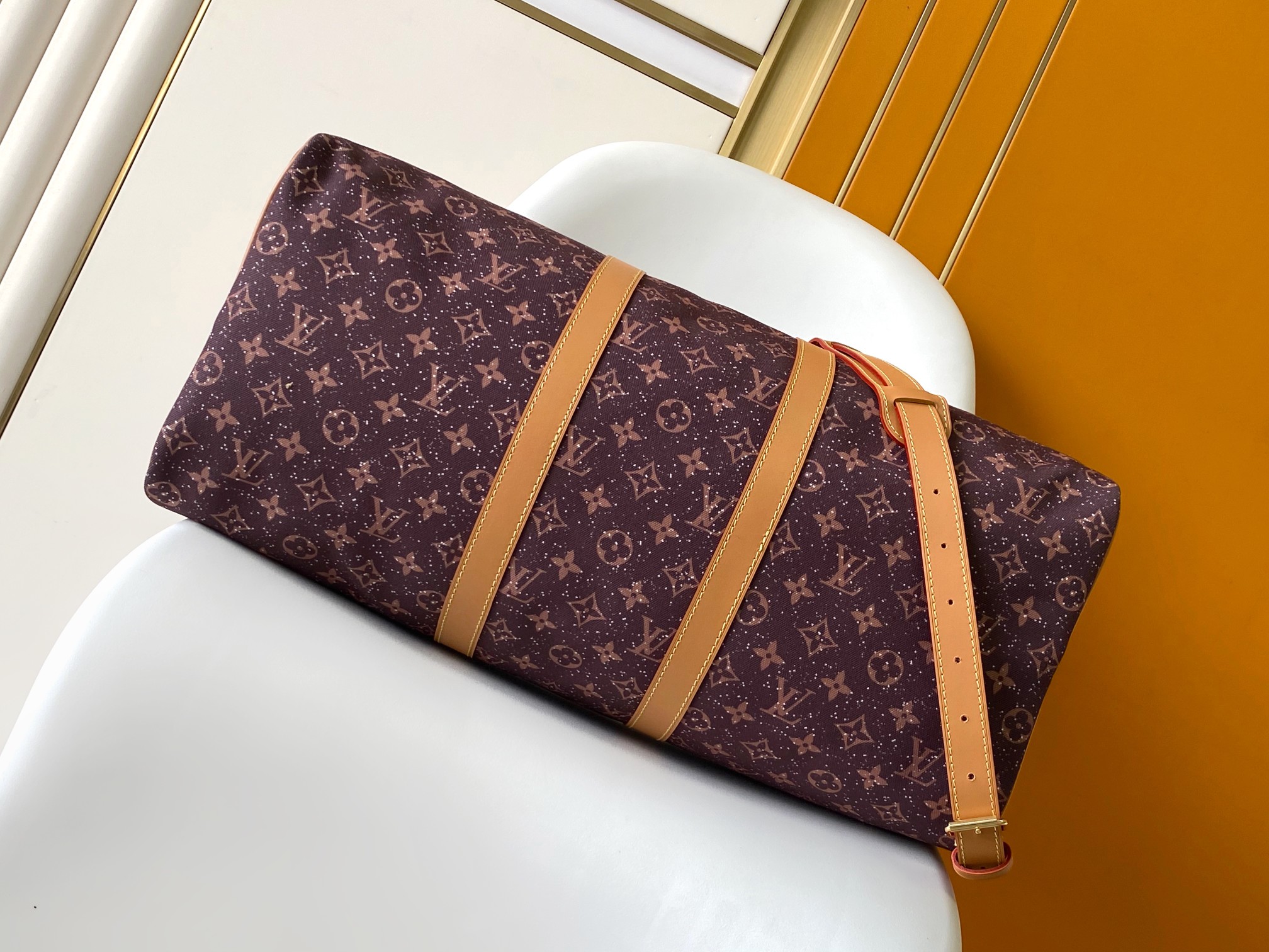 调价P550 M13977 163c01芯片 本款 Keepall 50 Monogram Crystals 旅行袋为华美丝缎描绘 Monogram 图案，以融入包身的仿水晶巧妙捕捉光影流转。可手提或通过可拆卸并调节的肩带肩背。

29 x 23 x 50 厘米
(高 x 宽 x 长度)

Monogram 图案

丝缎点缀仿水晶

牛皮革饰边

织物内衬

做旧金属件

随身上机行李尺寸

双拉链开合

挂锁

拉链内袋

肩带：可拆卸，可调节

包带半长：36.0 厘米

包带半长可调至：50.0 厘米

手柄：双手柄

