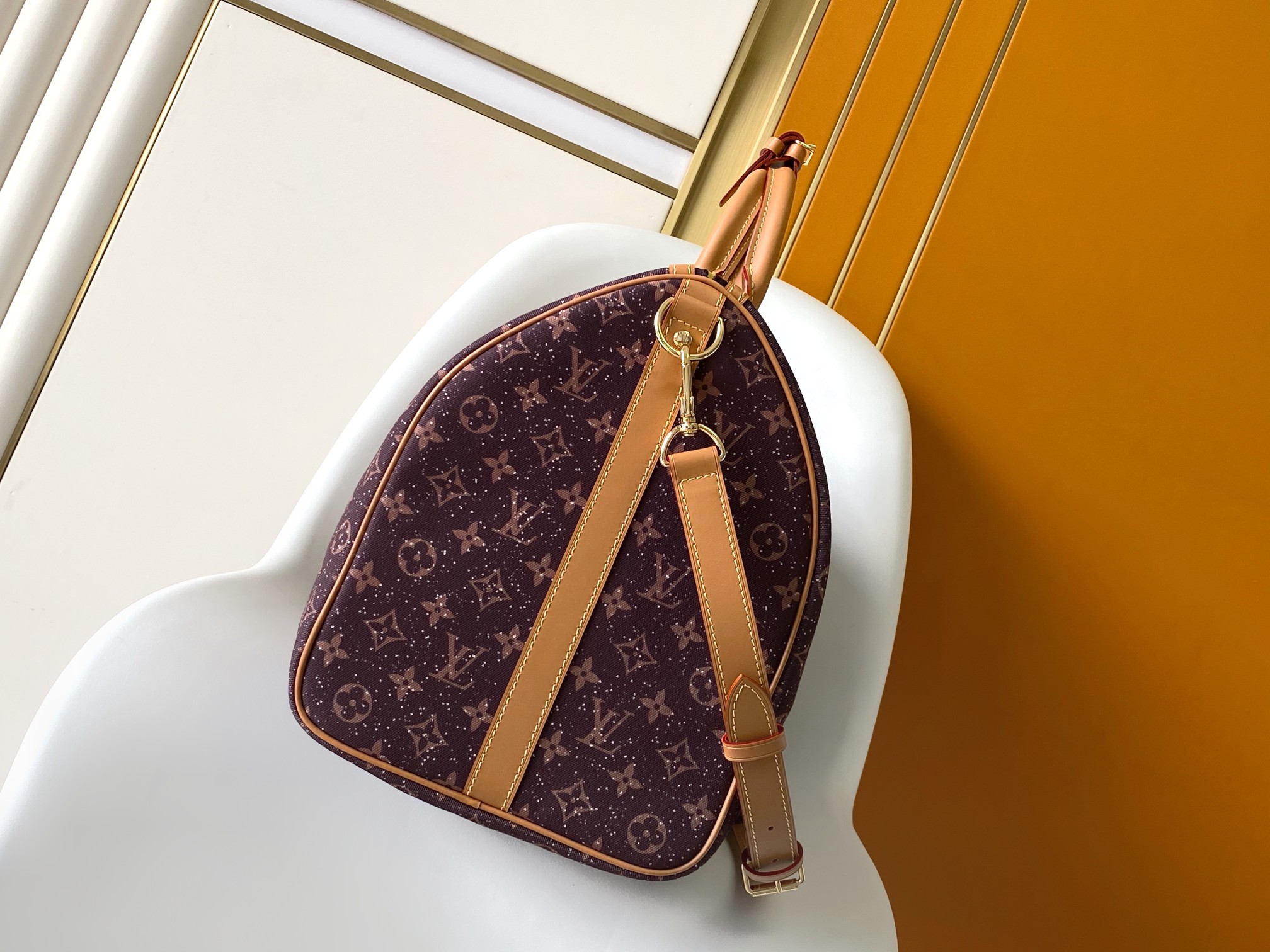 调价P550 M13977 163c01芯片 本款 Keepall 50 Monogram Crystals 旅行袋为华美丝缎描绘 Monogram 图案，以融入包身的仿水晶巧妙捕捉光影流转。可手提或通过可拆卸并调节的肩带肩背。

29 x 23 x 50 厘米
(高 x 宽 x 长度)

Monogram 图案

丝缎点缀仿水晶

牛皮革饰边

织物内衬

做旧金属件

随身上机行李尺寸

双拉链开合

挂锁

拉链内袋

肩带：可拆卸，可调节

包带半长：36.0 厘米

包带半长可调至：50.0 厘米

手柄：双手柄

