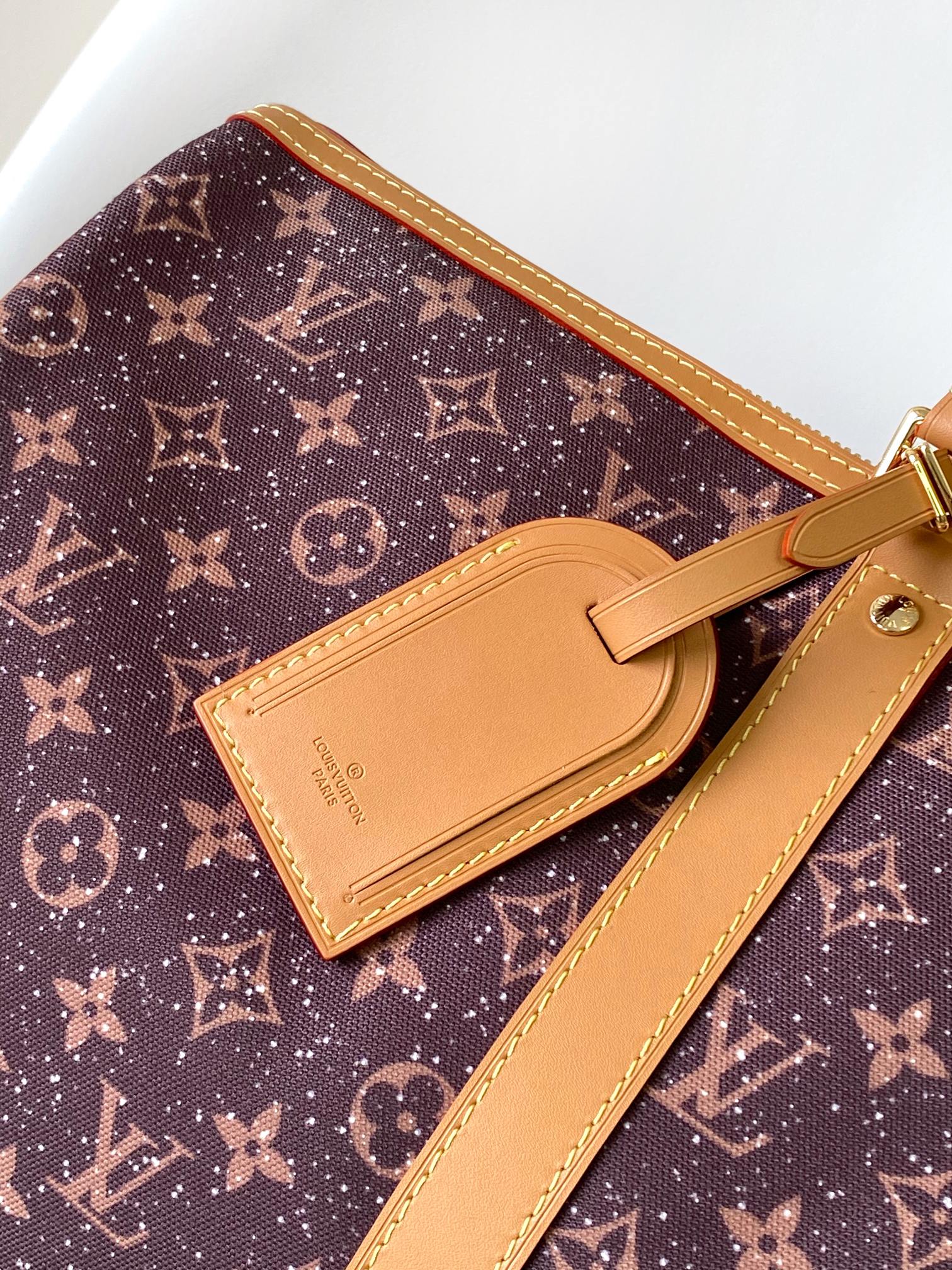 调价P550 M13977 163c01芯片 本款 Keepall 50 Monogram Crystals 旅行袋为华美丝缎描绘 Monogram 图案，以融入包身的仿水晶巧妙捕捉光影流转。可手提或通过可拆卸并调节的肩带肩背。

29 x 23 x 50 厘米
(高 x 宽 x 长度)

Monogram 图案

丝缎点缀仿水晶

牛皮革饰边

织物内衬

做旧金属件

随身上机行李尺寸

双拉链开合

挂锁

拉链内袋

肩带：可拆卸，可调节

包带半长：36.0 厘米

包带半长可调至：50.0 厘米

手柄：双手柄

