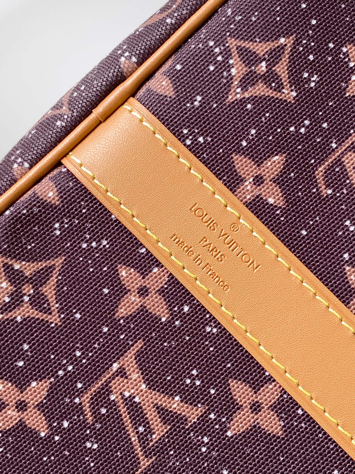 调价P550 M13977 163c01芯片 本款 Keepall 50 Monogram Crystals 旅行袋为华美丝缎描绘 Monogram 图案，以融入包身的仿水晶巧妙捕捉光影流转。可手提或通过可拆卸并调节的肩带肩背。

29 x 23 x 50 厘米
(高 x 宽 x 长度)

Monogram 图案

丝缎点缀仿水晶

牛皮革饰边

织物内衬

做旧金属件

随身上机行李尺寸

双拉链开合

挂锁

拉链内袋

肩带：可拆卸，可调节

包带半长：36.0 厘米

包带半长可调至：50.0 厘米

手柄：双手柄

