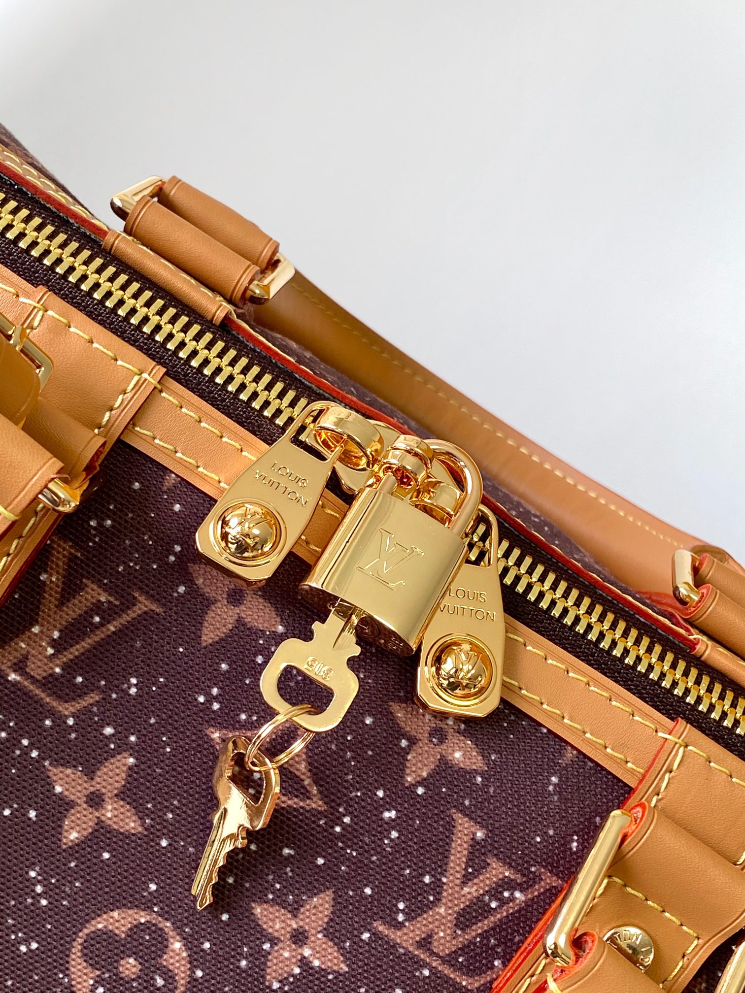 调价P550 M13977 163c01芯片 本款 Keepall 50 Monogram Crystals 旅行袋为华美丝缎描绘 Monogram 图案，以融入包身的仿水晶巧妙捕捉光影流转。可手提或通过可拆卸并调节的肩带肩背。

29 x 23 x 50 厘米
(高 x 宽 x 长度)

Monogram 图案

丝缎点缀仿水晶

牛皮革饰边

织物内衬

做旧金属件

随身上机行李尺寸

双拉链开合

挂锁

拉链内袋

肩带：可拆卸，可调节

包带半长：36.0 厘米

包带半长可调至：50.0 厘米

手柄：双手柄

