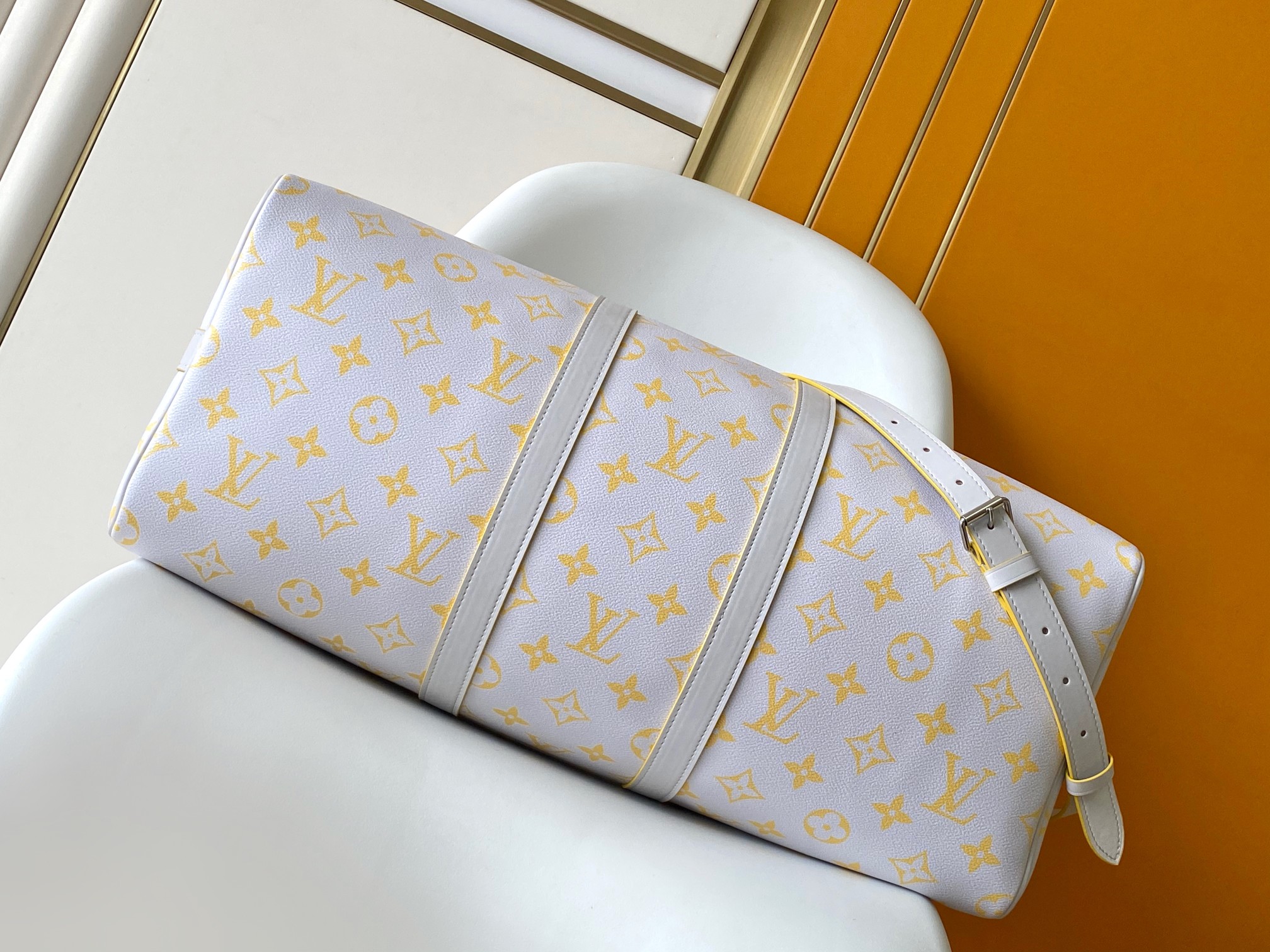 P680 M14834 白色 163c01变码芯片本款 Keepall Bandoulière 50 旅行袋取材缤纷 Monogram Glow 帆布,再将色调相反的 Monogram 图案铺陈于织物内衬和名牌。皮革侧带、顶部手柄及可拆卸肩带延续包身色调,做旧金属件完善细节。
29 x 23 x 50 厘米
(高 x 宽 x 长度)
Monogram Glow 涂层帆布
牛皮革饰边
织物内衬
金属件
随身上机行李尺寸
双拉链开合
挂锁
可拆卸名牌
拉链内袋
肩带:可拆卸,可调节
包带半长:36.0 厘米
包带半长可调至:50.0 厘米
手柄:双手柄
