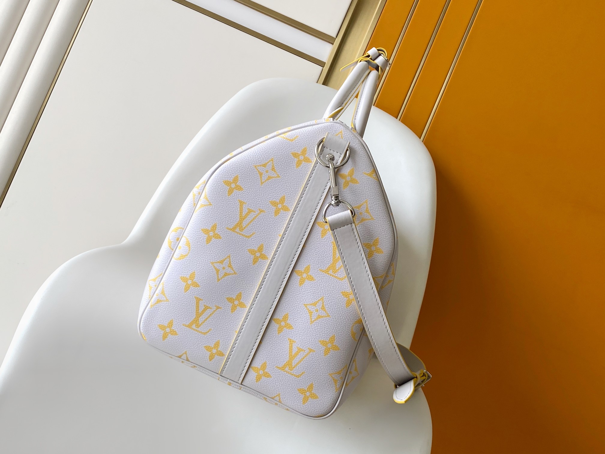 P680 M14834 白色 163c01变码芯片本款 Keepall Bandoulière 50 旅行袋取材缤纷 Monogram Glow 帆布,再将色调相反的 Monogram 图案铺陈于织物内衬和名牌。皮革侧带、顶部手柄及可拆卸肩带延续包身色调,做旧金属件完善细节。
29 x 23 x 50 厘米
(高 x 宽 x 长度)
Monogram Glow 涂层帆布
牛皮革饰边
织物内衬
金属件
随身上机行李尺寸
双拉链开合
挂锁
可拆卸名牌
拉链内袋
肩带:可拆卸,可调节
包带半长:36.0 厘米
包带半长可调至:50.0 厘米
手柄:双手柄