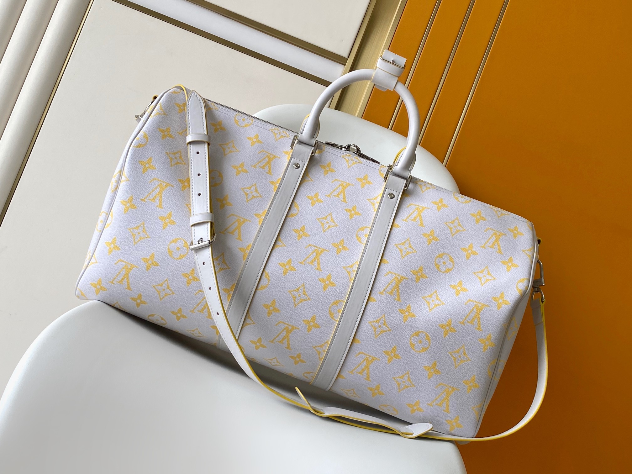 P680 M14834 白色 163c01变码芯片本款 Keepall Bandoulière 50 旅行袋取材缤纷 Monogram Glow 帆布,再将色调相反的 Monogram 图案铺陈于织物内衬和名牌。皮革侧带、顶部手柄及可拆卸肩带延续包身色调,做旧金属件完善细节。
29 x 23 x 50 厘米
(高 x 宽 x 长度)
Monogram Glow 涂层帆布
牛皮革饰边
织物内衬
金属件
随身上机行李尺寸
双拉链开合
挂锁
可拆卸名牌
拉链内袋
肩带:可拆卸,可调节
包带半长:36.0 厘米
包带半长可调至:50.0 厘米
手柄:双手柄