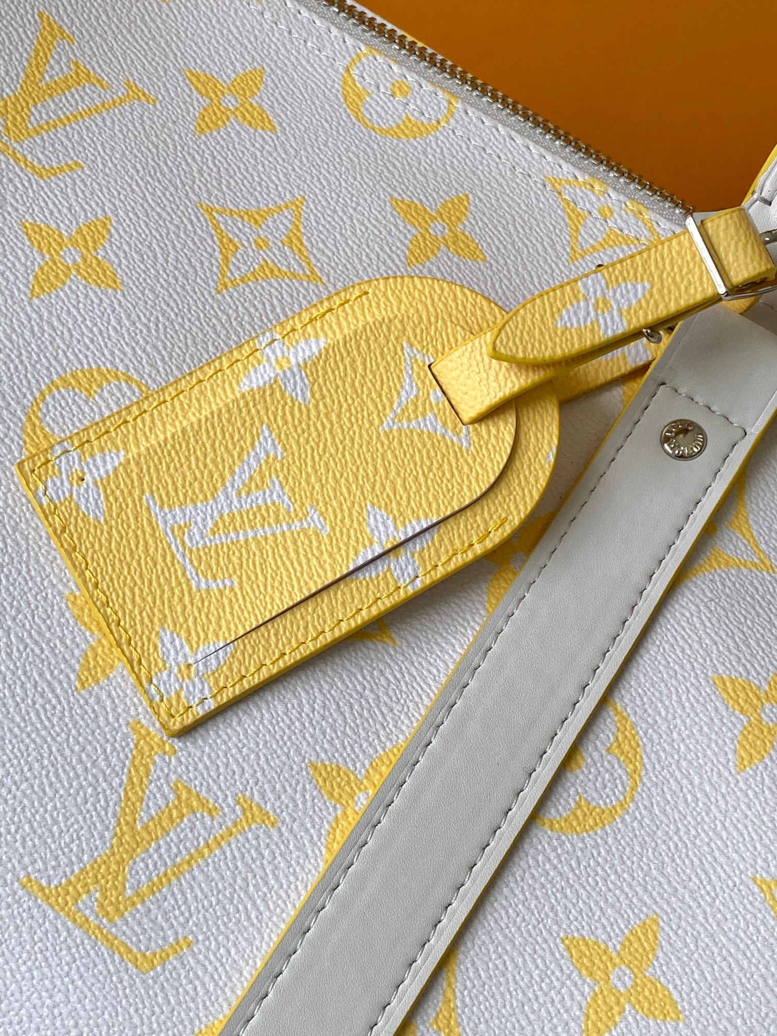 P680 M14834 白色 163c01变码芯片本款 Keepall Bandoulière 50 旅行袋取材缤纷 Monogram Glow 帆布,再将色调相反的 Monogram 图案铺陈于织物内衬和名牌。皮革侧带、顶部手柄及可拆卸肩带延续包身色调,做旧金属件完善细节。
29 x 23 x 50 厘米
(高 x 宽 x 长度)
Monogram Glow 涂层帆布
牛皮革饰边
织物内衬
金属件
随身上机行李尺寸
双拉链开合
挂锁
可拆卸名牌
拉链内袋
肩带:可拆卸,可调节
包带半长:36.0 厘米
包带半长可调至:50.0 厘米
手柄:双手柄