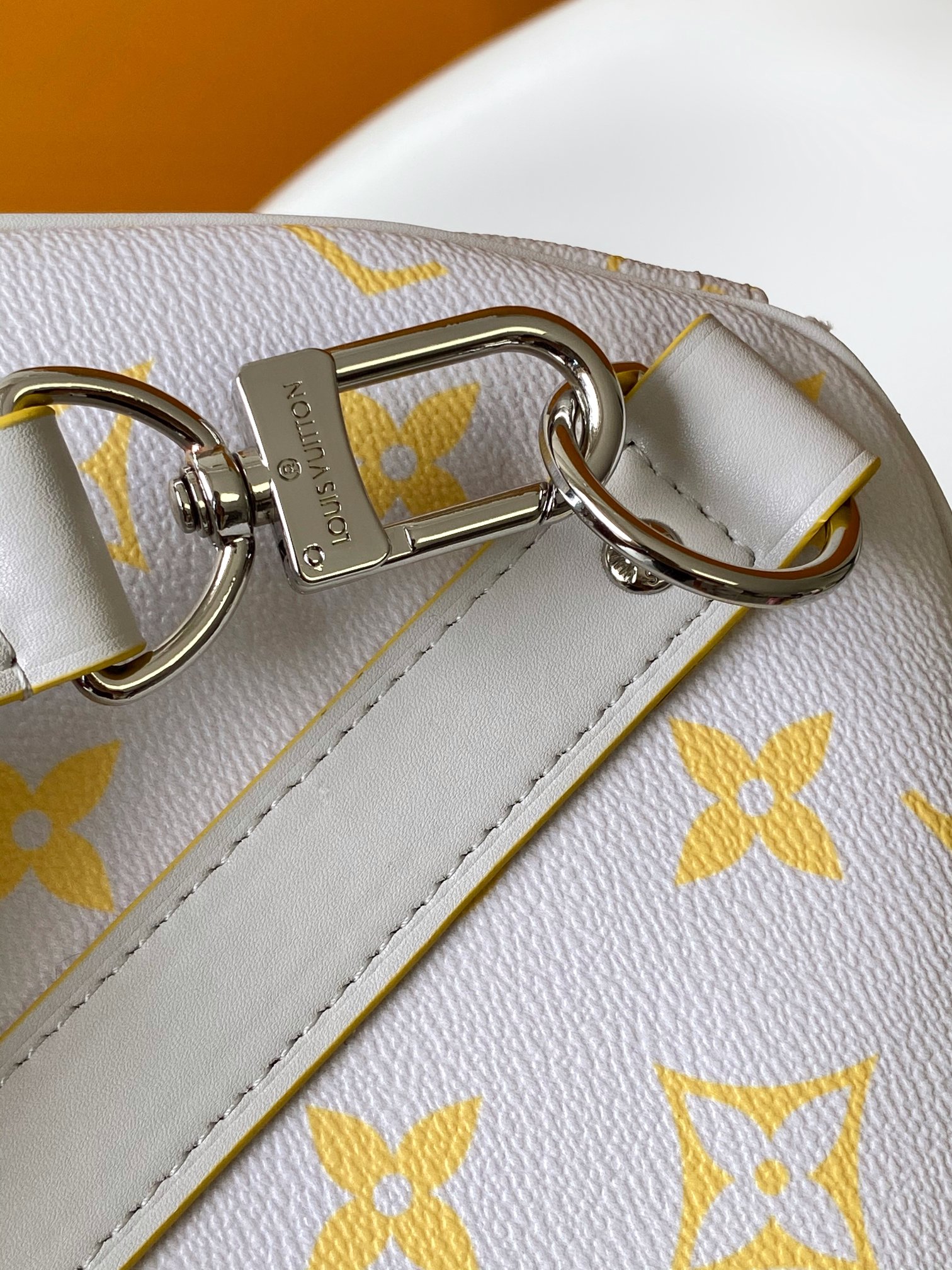 P680 M14834 白色 163c01变码芯片本款 Keepall Bandoulière 50 旅行袋取材缤纷 Monogram Glow 帆布,再将色调相反的 Monogram 图案铺陈于织物内衬和名牌。皮革侧带、顶部手柄及可拆卸肩带延续包身色调,做旧金属件完善细节。
29 x 23 x 50 厘米
(高 x 宽 x 长度)
Monogram Glow 涂层帆布
牛皮革饰边
织物内衬
金属件
随身上机行李尺寸
双拉链开合
挂锁
可拆卸名牌
拉链内袋
肩带:可拆卸,可调节
包带半长:36.0 厘米
包带半长可调至:50.0 厘米
手柄:双手柄
