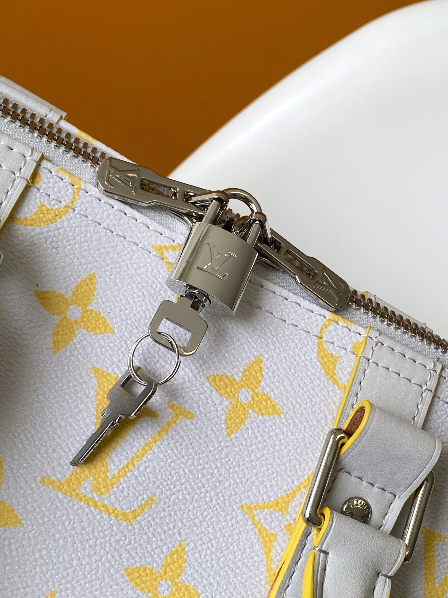 P680 M14834 白色 163c01变码芯片本款 Keepall Bandoulière 50 旅行袋取材缤纷 Monogram Glow 帆布,再将色调相反的 Monogram 图案铺陈于织物内衬和名牌。皮革侧带、顶部手柄及可拆卸肩带延续包身色调,做旧金属件完善细节。
29 x 23 x 50 厘米
(高 x 宽 x 长度)
Monogram Glow 涂层帆布
牛皮革饰边
织物内衬
金属件
随身上机行李尺寸
双拉链开合
挂锁
可拆卸名牌
拉链内袋
肩带:可拆卸,可调节
包带半长:36.0 厘米
包带半长可调至:50.0 厘米
手柄:双手柄