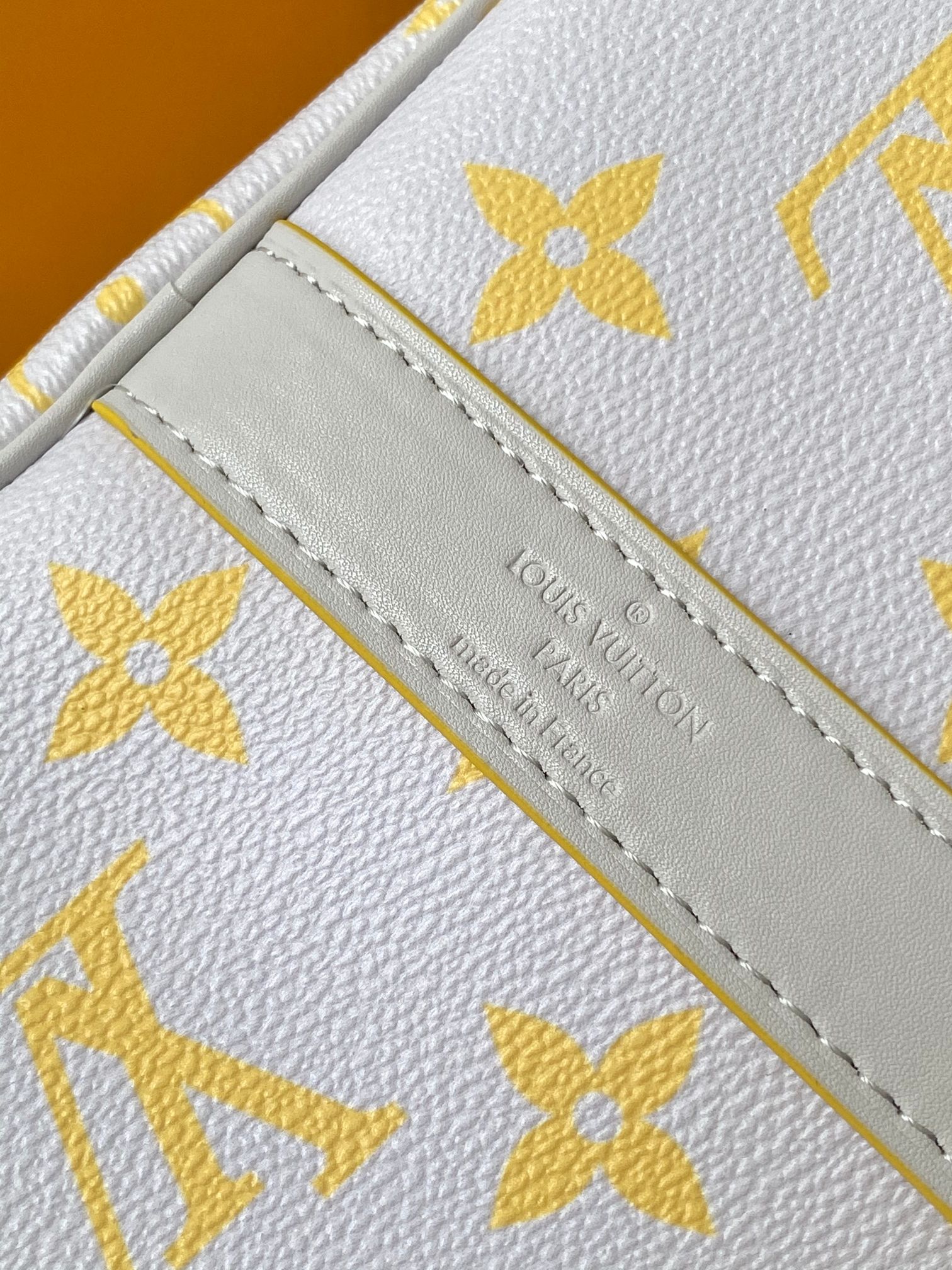 P680 M14834 白色 163c01变码芯片本款 Keepall Bandoulière 50 旅行袋取材缤纷 Monogram Glow 帆布,再将色调相反的 Monogram 图案铺陈于织物内衬和名牌。皮革侧带、顶部手柄及可拆卸肩带延续包身色调,做旧金属件完善细节。
29 x 23 x 50 厘米
(高 x 宽 x 长度)
Monogram Glow 涂层帆布
牛皮革饰边
织物内衬
金属件
随身上机行李尺寸
双拉链开合
挂锁
可拆卸名牌
拉链内袋
肩带:可拆卸,可调节
包带半长:36.0 厘米
包带半长可调至:50.0 厘米
手柄:双手柄