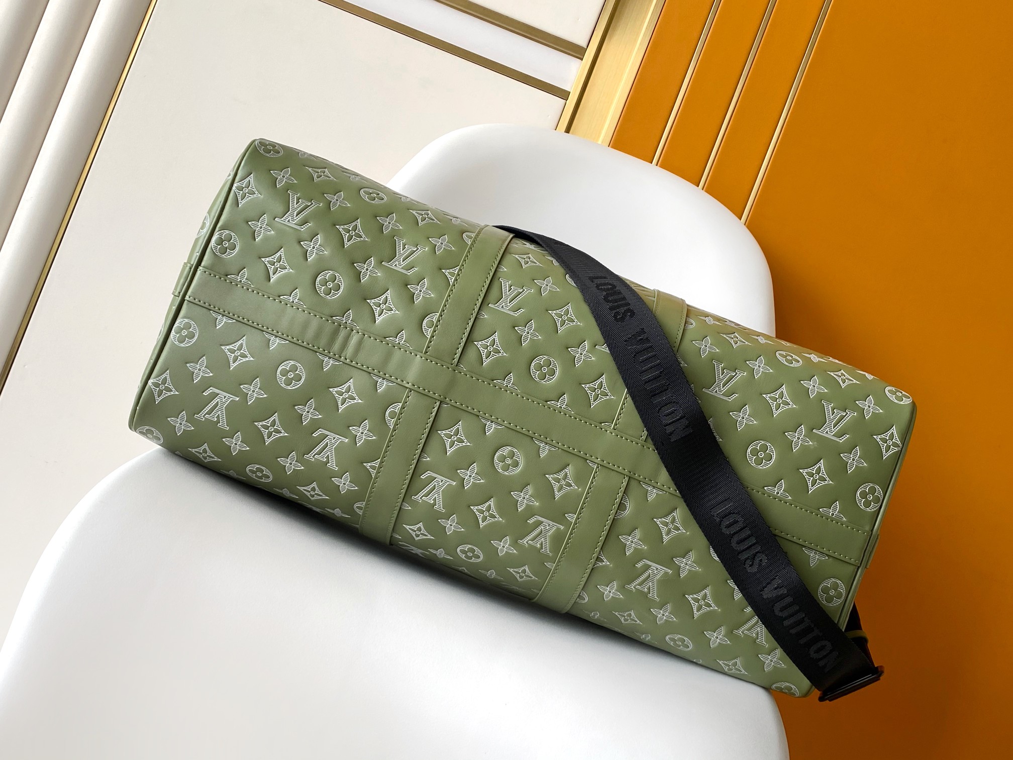 P640 顶级原单163c01动态芯片 M12504 这款Keepall 50旅行包小牛皮Monogram Shadow制成，采用浮雕双色设计，赋予其现代感。尺寸小巧，允许将其用作手提行李，e在宽敞的内饰中加入了拉链口袋。由于两个卷曲的上翼和独特的可拆卸的肩带，可以以多种方式携带。50.0 x 29.0 x 23.0厘米（长x高x宽）
•橄榄绿
•羔羊皮Monogram Shadow浮雕
•皮腰带
•织物衬里
•黑色金属零件 
驾驶室尺寸
•双闭锁铰链
•锁闩
•可拆卸识别标签
•带拉链的内袋
•背带：可拆卸和调节
•背带下降：36.0厘米
•背带最大下降高度：50.0厘米
