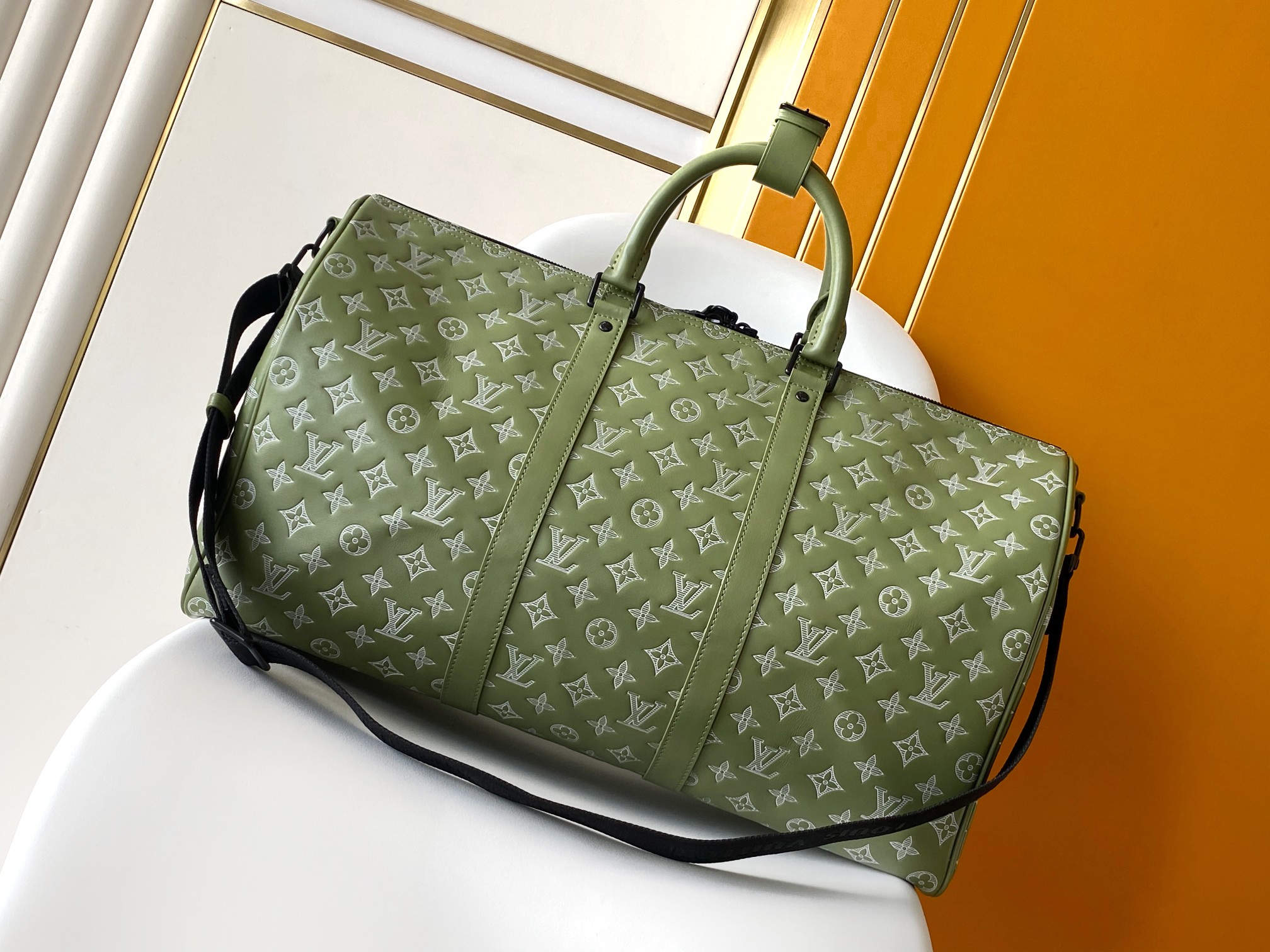 P640 顶级原单163c01动态芯片 M12504 这款Keepall 50旅行包小牛皮Monogram Shadow制成，采用浮雕双色设计，赋予其现代感。尺寸小巧，允许将其用作手提行李，e在宽敞的内饰中加入了拉链口袋。由于两个卷曲的上翼和独特的可拆卸的肩带，可以以多种方式携带。50.0 x 29.0 x 23.0厘米（长x高x宽）
•橄榄绿
•羔羊皮Monogram Shadow浮雕
•皮腰带
•织物衬里
•黑色金属零件 
驾驶室尺寸
•双闭锁铰链
•锁闩
•可拆卸识别标签
•带拉链的内袋
•背带：可拆卸和调节
•背带下降：36.0厘米
•背带最大下降高度：50.0厘米