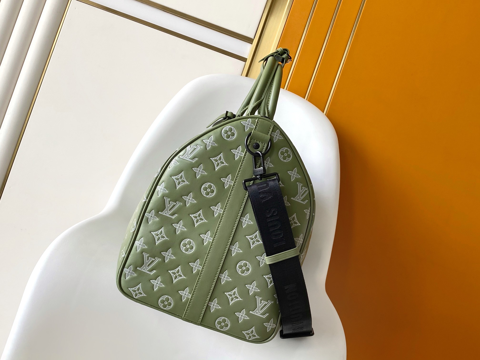P640 顶级原单163c01动态芯片 M12504 这款Keepall 50旅行包小牛皮Monogram Shadow制成，采用浮雕双色设计，赋予其现代感。尺寸小巧，允许将其用作手提行李，e在宽敞的内饰中加入了拉链口袋。由于两个卷曲的上翼和独特的可拆卸的肩带，可以以多种方式携带。50.0 x 29.0 x 23.0厘米（长x高x宽）
•橄榄绿
•羔羊皮Monogram Shadow浮雕
•皮腰带
•织物衬里
•黑色金属零件 
驾驶室尺寸
•双闭锁铰链
•锁闩
•可拆卸识别标签
•带拉链的内袋
•背带：可拆卸和调节
•背带下降：36.0厘米
•背带最大下降高度：50.0厘米