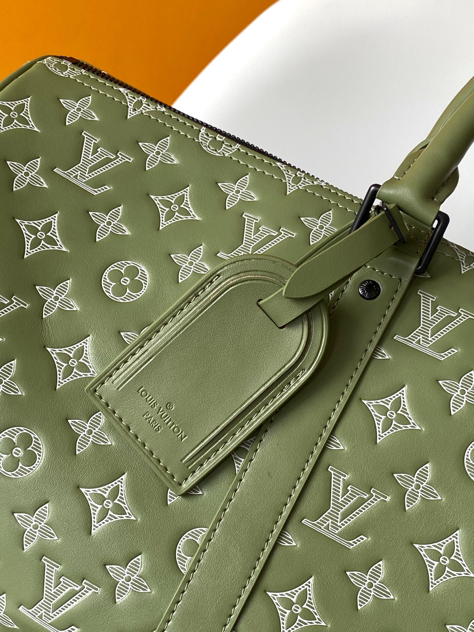 P640 顶级原单163c01动态芯片 M12504 这款Keepall 50旅行包小牛皮Monogram Shadow制成，采用浮雕双色设计，赋予其现代感。尺寸小巧，允许将其用作手提行李，e在宽敞的内饰中加入了拉链口袋。由于两个卷曲的上翼和独特的可拆卸的肩带，可以以多种方式携带。50.0 x 29.0 x 23.0厘米（长x高x宽）
•橄榄绿
•羔羊皮Monogram Shadow浮雕
•皮腰带
•织物衬里
•黑色金属零件 
驾驶室尺寸
•双闭锁铰链
•锁闩
•可拆卸识别标签
•带拉链的内袋
•背带：可拆卸和调节
•背带下降：36.0厘米
•背带最大下降高度：50.0厘米