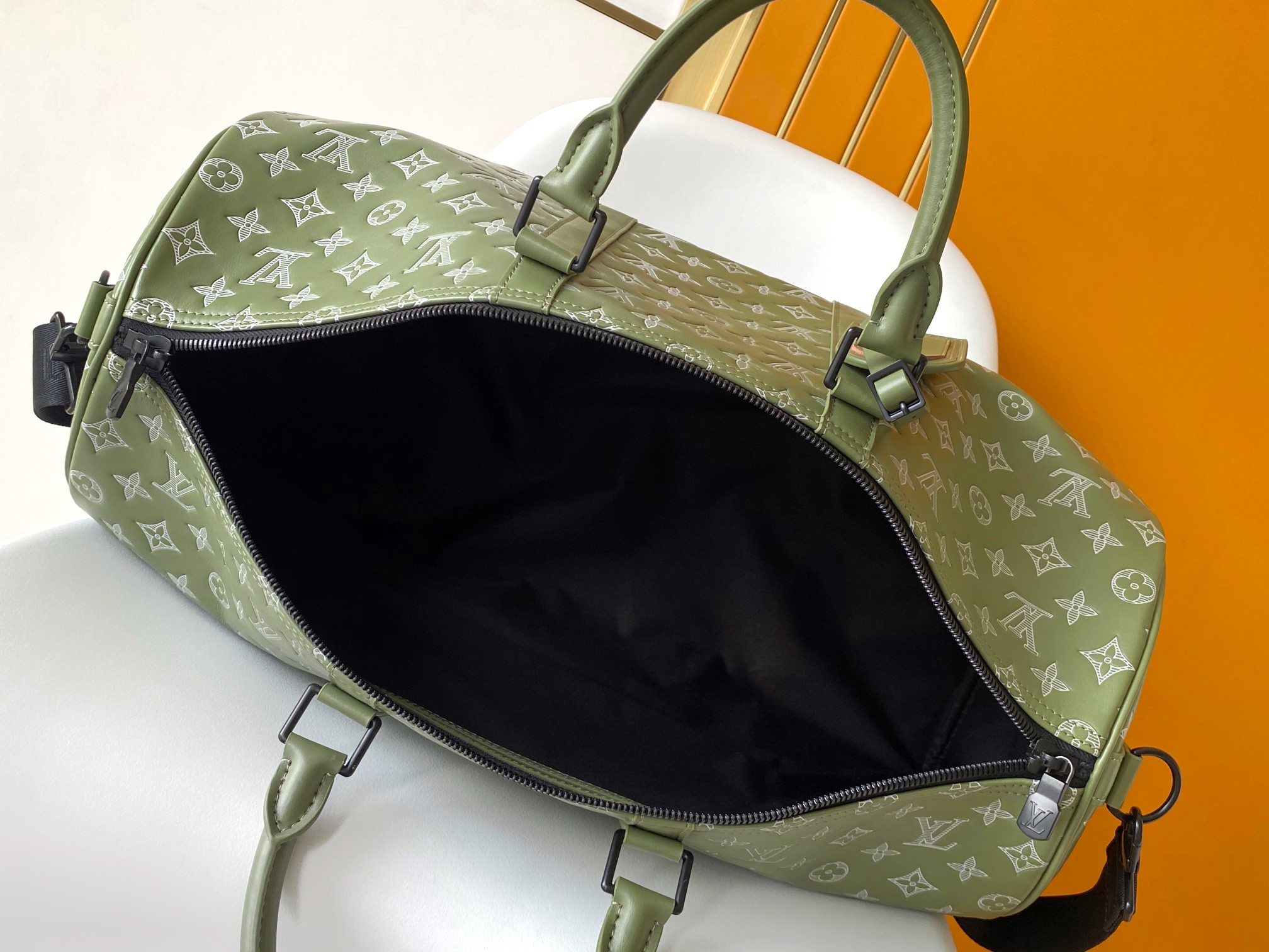 P640 顶级原单163c01动态芯片 M12504 这款Keepall 50旅行包小牛皮Monogram Shadow制成，采用浮雕双色设计，赋予其现代感。尺寸小巧，允许将其用作手提行李，e在宽敞的内饰中加入了拉链口袋。由于两个卷曲的上翼和独特的可拆卸的肩带，可以以多种方式携带。50.0 x 29.0 x 23.0厘米（长x高x宽）
•橄榄绿
•羔羊皮Monogram Shadow浮雕
•皮腰带
•织物衬里
•黑色金属零件 
驾驶室尺寸
•双闭锁铰链
•锁闩
•可拆卸识别标签
•带拉链的内袋
•背带：可拆卸和调节
•背带下降：36.0厘米
•背带最大下降高度：50.0厘米