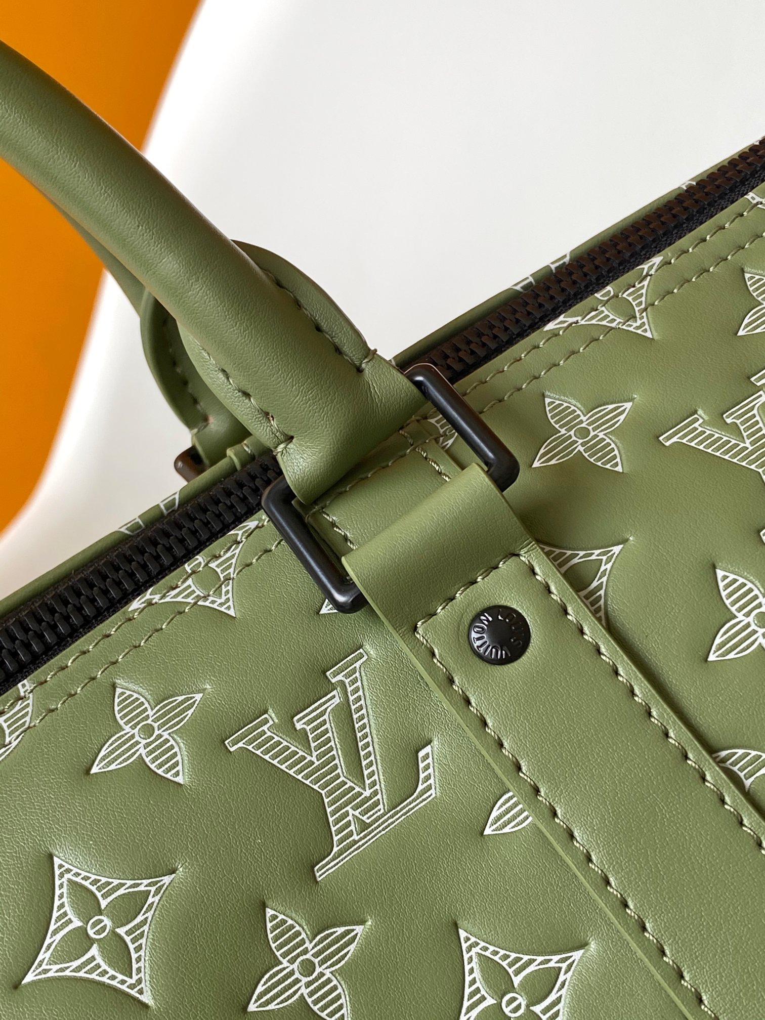 P640 顶级原单163c01动态芯片 M12504 这款Keepall 50旅行包小牛皮Monogram Shadow制成，采用浮雕双色设计，赋予其现代感。尺寸小巧，允许将其用作手提行李，e在宽敞的内饰中加入了拉链口袋。由于两个卷曲的上翼和独特的可拆卸的肩带，可以以多种方式携带。50.0 x 29.0 x 23.0厘米（长x高x宽）
•橄榄绿
•羔羊皮Monogram Shadow浮雕
•皮腰带
•织物衬里
•黑色金属零件 
驾驶室尺寸
•双闭锁铰链
•锁闩
•可拆卸识别标签
•带拉链的内袋
•背带：可拆卸和调节
•背带下降：36.0厘米
•背带最大下降高度：50.0厘米