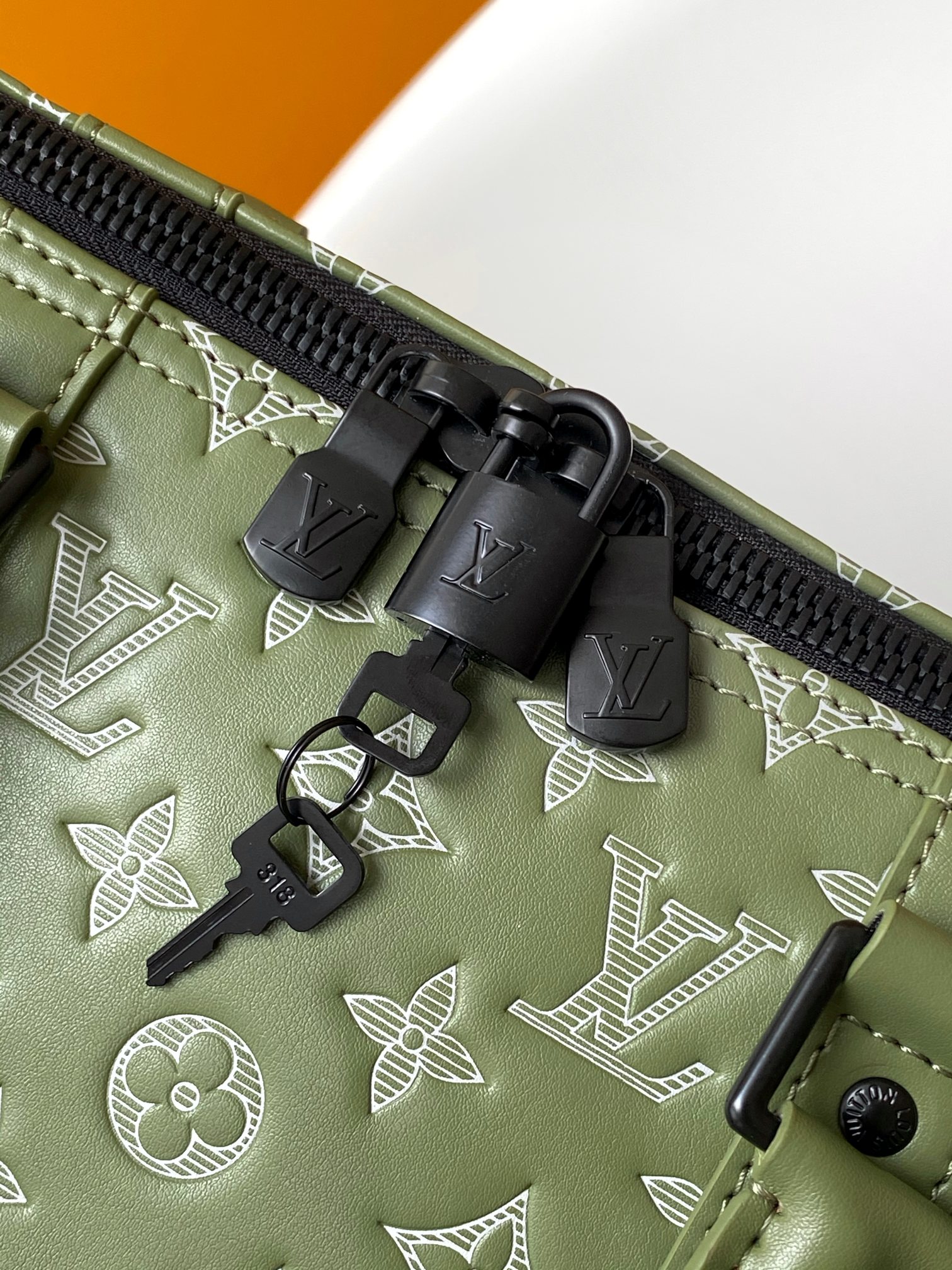 P640 顶级原单163c01动态芯片 M12504 这款Keepall 50旅行包小牛皮Monogram Shadow制成，采用浮雕双色设计，赋予其现代感。尺寸小巧，允许将其用作手提行李，e在宽敞的内饰中加入了拉链口袋。由于两个卷曲的上翼和独特的可拆卸的肩带，可以以多种方式携带。50.0 x 29.0 x 23.0厘米（长x高x宽）
•橄榄绿
•羔羊皮Monogram Shadow浮雕
•皮腰带
•织物衬里
•黑色金属零件 
驾驶室尺寸
•双闭锁铰链
•锁闩
•可拆卸识别标签
•带拉链的内袋
•背带：可拆卸和调节
•背带下降：36.0厘米
•背带最大下降高度：50.0厘米