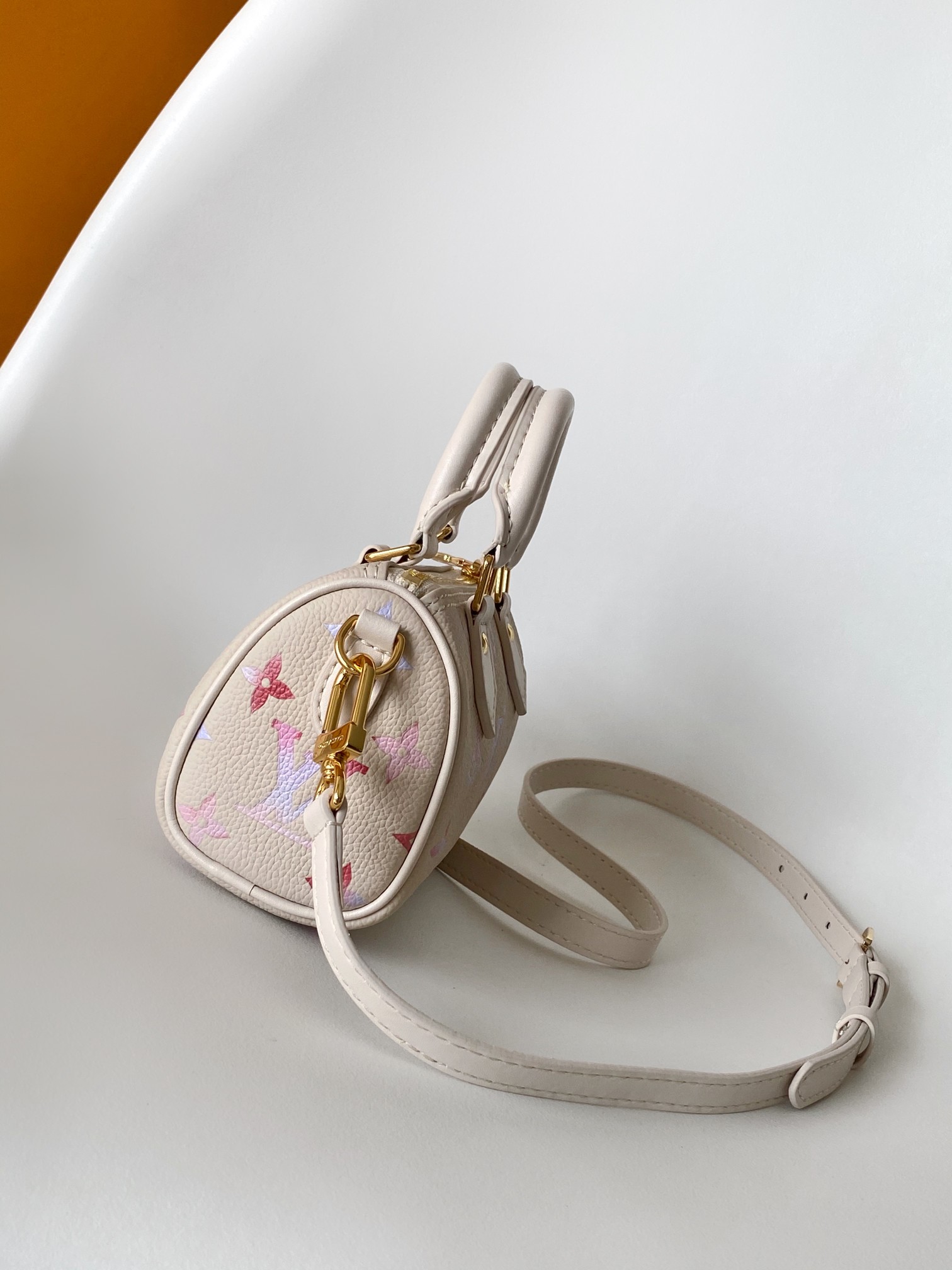 P420 M25591渐变色 163c01芯片本款 Nano Speedy 手袋于新季浸染淡雅幻梦色彩,可轻松点亮各式造型。经典 Monogram Empreinte 皮革包身搭配金属件,充裕内里可容纳短款钱夹等日常所需,可拆卸肩带实现多种背携方式。
10 x 7.5 x 16 厘米
(高 x 宽 x 长度)
压纹粒面牛皮革
粒面牛皮革饰边
织物内衬
金属件
拉链开合
可收纳智能手机、耳机、Clea 钱夹、钥匙、太阳眼镜和口红
肩带:可拆卸,可调节
包带半长:45.5 厘米
包带半长可调至:54.0 厘米
手柄:双手柄