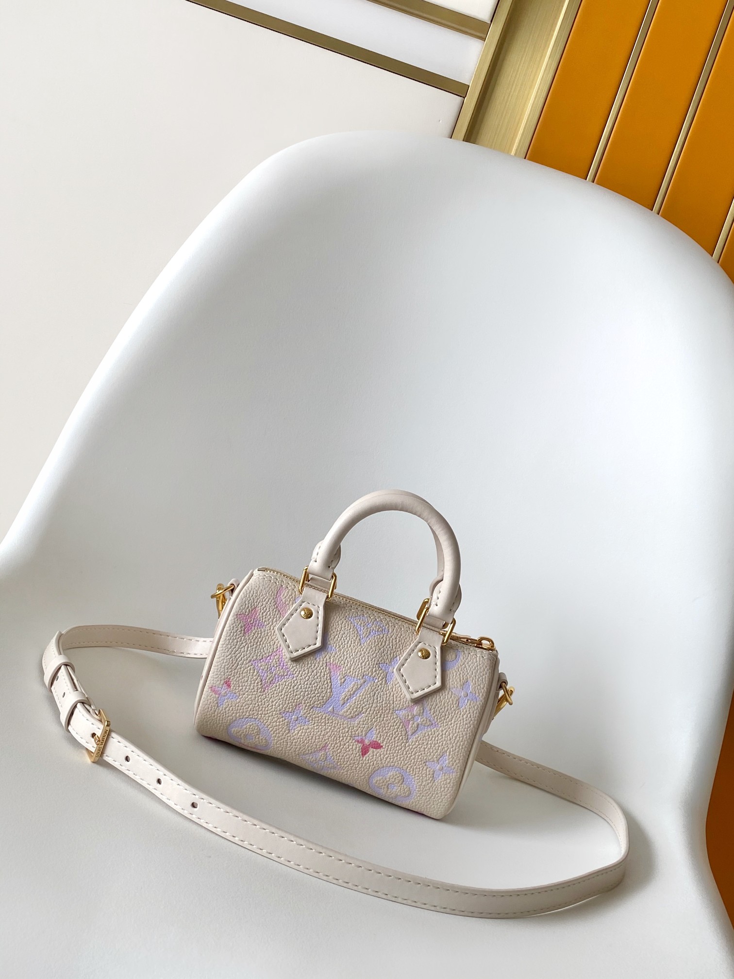 P420 M25591渐变色 163c01芯片本款 Nano Speedy 手袋于新季浸染淡雅幻梦色彩,可轻松点亮各式造型。经典 Monogram Empreinte 皮革包身搭配金属件,充裕内里可容纳短款钱夹等日常所需,可拆卸肩带实现多种背携方式。
10 x 7.5 x 16 厘米
(高 x 宽 x 长度)
压纹粒面牛皮革
粒面牛皮革饰边
织物内衬
金属件
拉链开合
可收纳智能手机、耳机、Clea 钱夹、钥匙、太阳眼镜和口红
肩带:可拆卸,可调节
包带半长:45.5 厘米
包带半长可调至:54.0 厘米
手柄:双手柄
