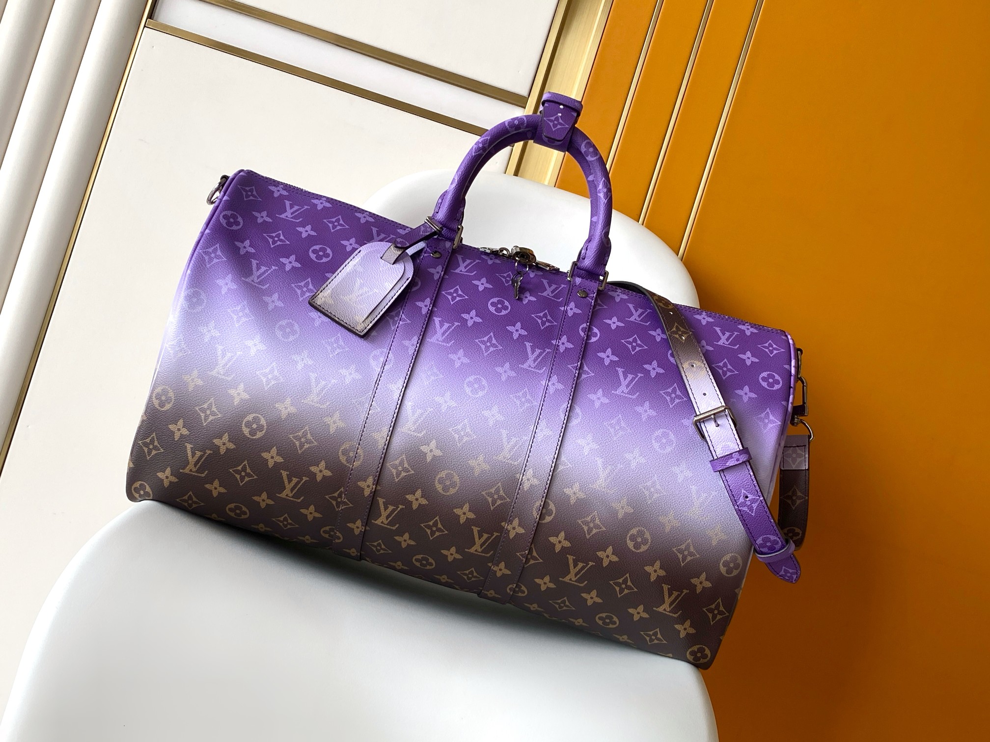 P650 M41416 violeta degradado 163c01 chip dinámico Bolsa de viaje KEEPALL BANDOULIÈRE 50 Esta bolsa de viaje Keepall Ba…
