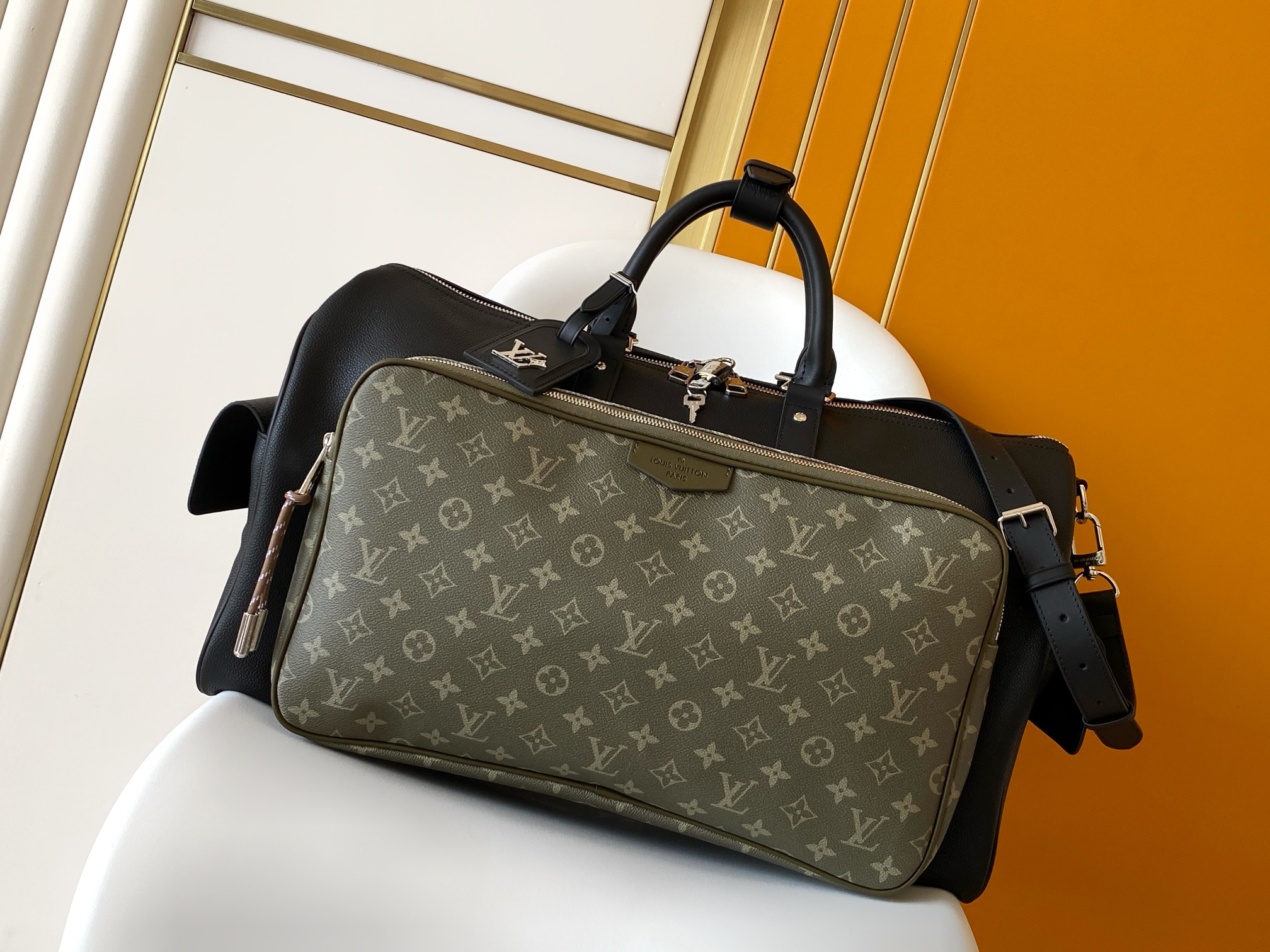 P1000 M12690黑色配绿 头层皮 163c01动态芯片本款 Keepall Bandoulière 50 旅行袋出自 LV Park 系列，为粒面皮革包身巧妙融入 Monogram 涂层帆布拉链侧袋。可拆卸 LV Lovers 绒面名牌印证品牌身份。

29 x 23 x 50 厘米
(高 x 宽 x 长度)

牛皮革和 Monogram 涂层帆布

牛皮革饰边

织物内衬

做旧金属件

随身上机行李尺寸

双拉链开合

可拆卸挂锁

可拆卸 LV Lovers 绒面名牌

拉链内袋

大号前拉链口袋

外按扣侧袋

肩带：可拆卸，可调节

包带半长：36.0 厘米

包带半长可调至：50.0 厘米

手柄：双手柄